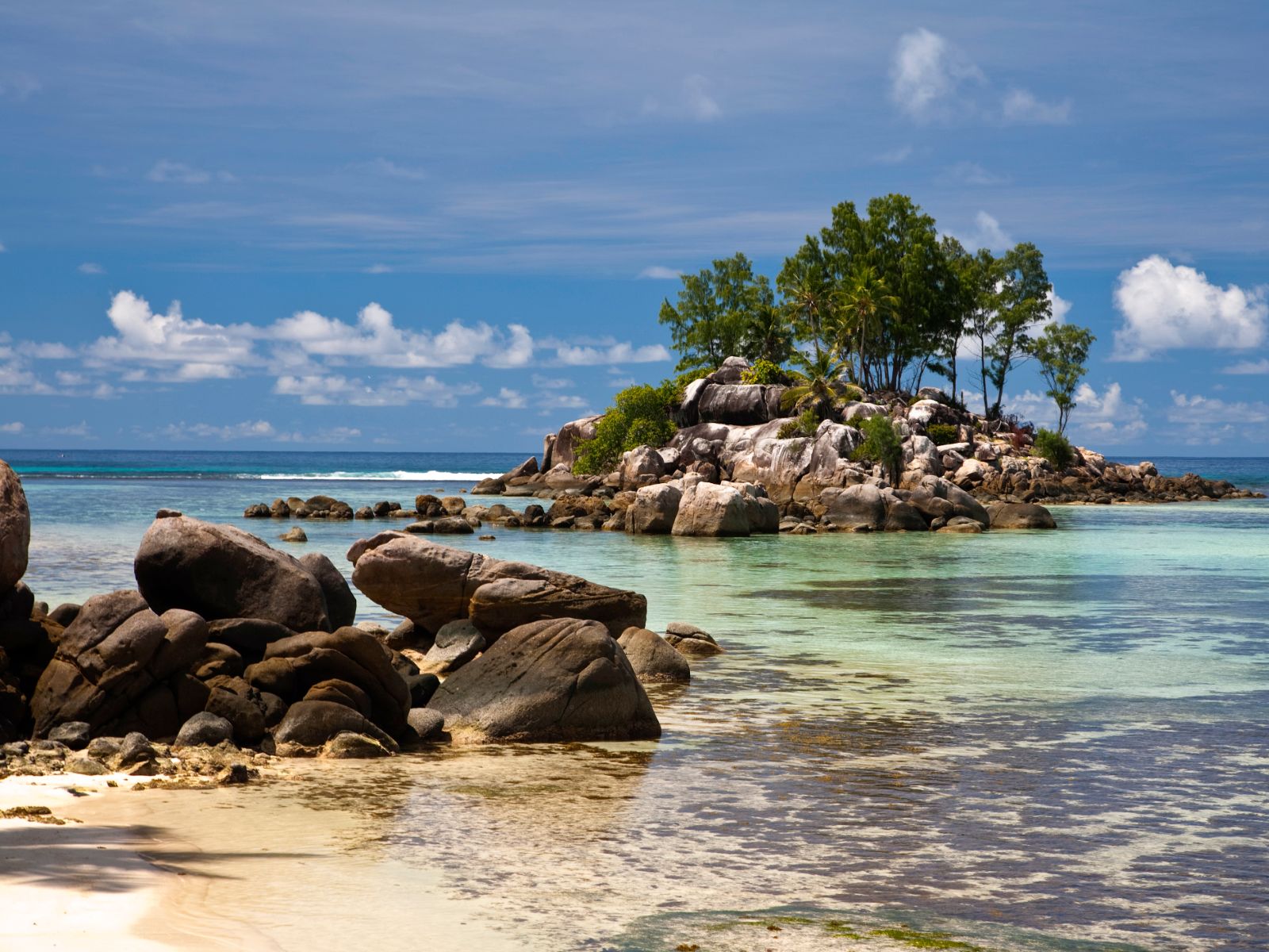 Rondreis Seychellen, Mahé, Anse Royale strand met een kleine eiland