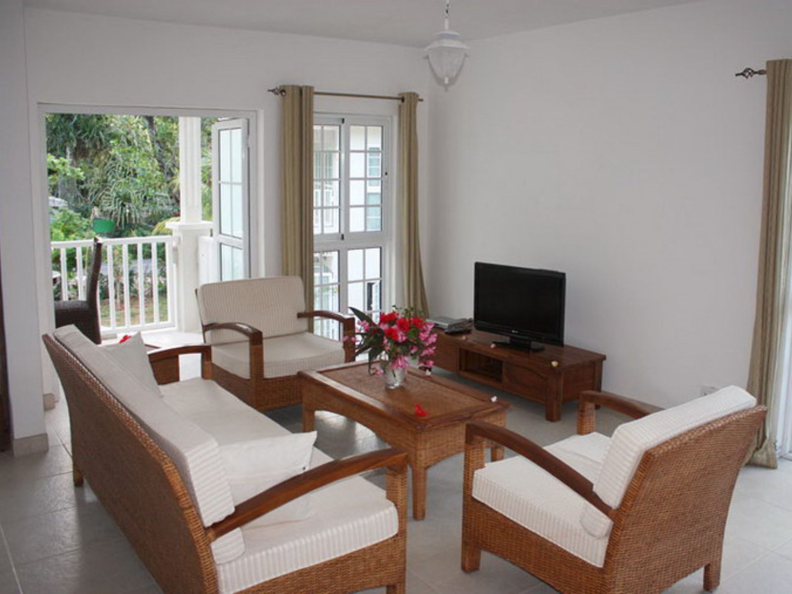 Rondreis Seychellen, Mahé, Bord Mer Villa, woonruimte met tv