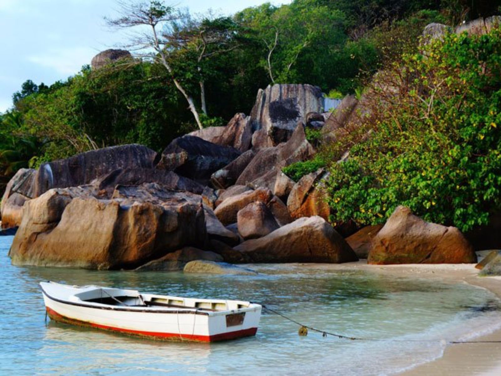 Rondreis Seychellen, Mahé, boot aan het strand
