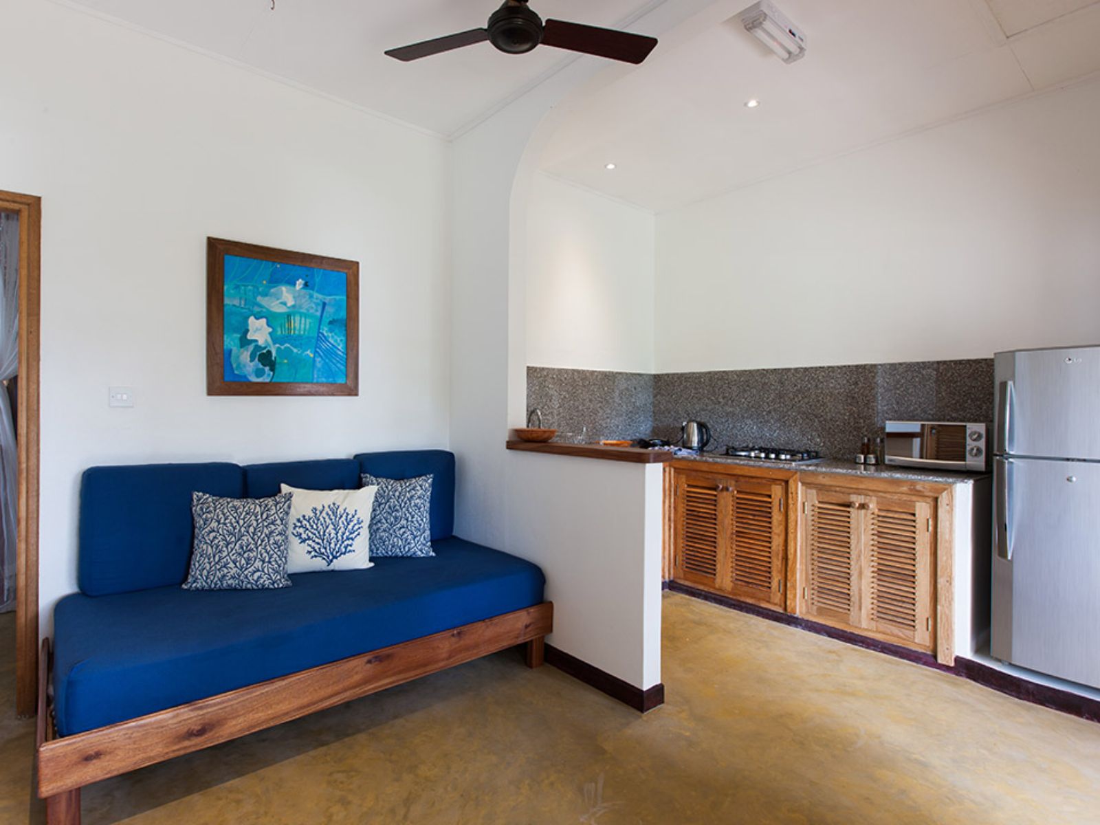 Rondreis Seychellen, Praslin, L'Hirondelle Self Catering Guesthouse, bankje naast de keuken