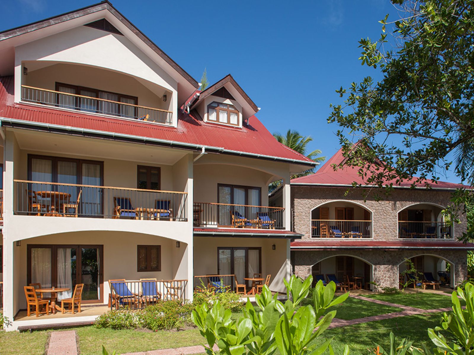 Rondreis Seychellen, Praslin, L'Hirondelle Self Catering Guesthouse, buitenaanzicht guesthouse