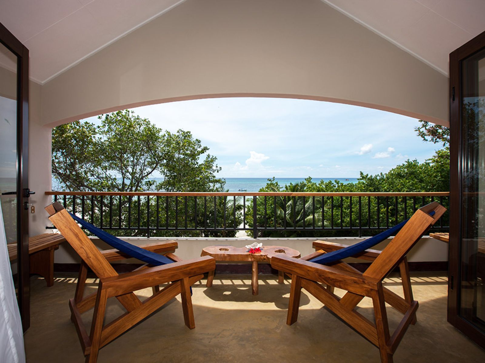 Rondreis Seychellen, Praslin, L'Hirondelle Self Catering Guesthouse, terras met uitzicht