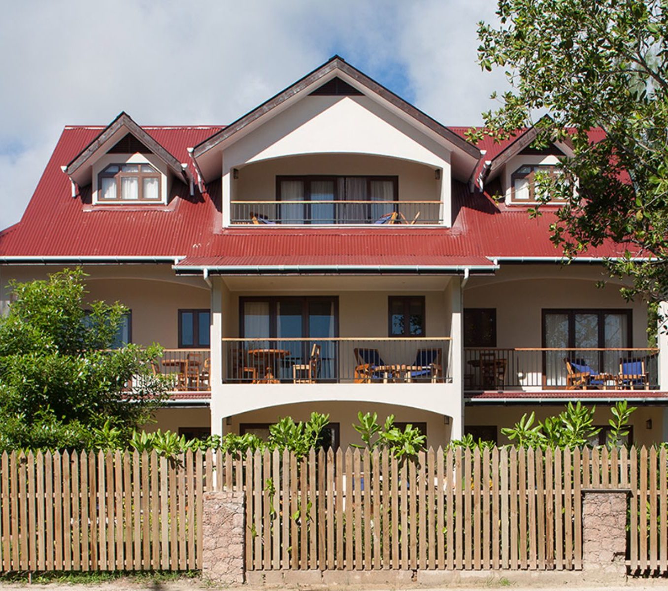 Rondreis Seychellen, Praslin, L'Hirondelle Self Catering Guesthouse, vooraanzicht guesthouse