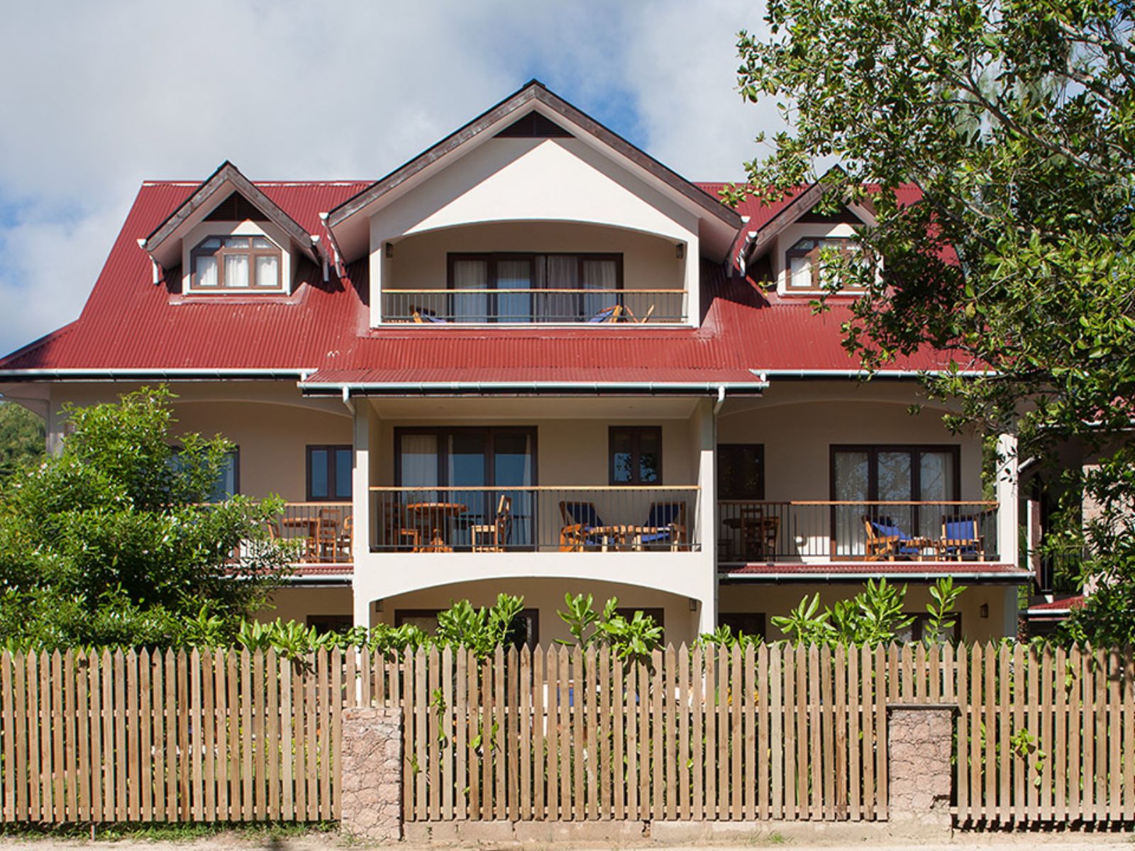 Rondreis Seychellen, Praslin, L'Hirondelle Self Catering Guesthouse, vooraanzicht guesthouse