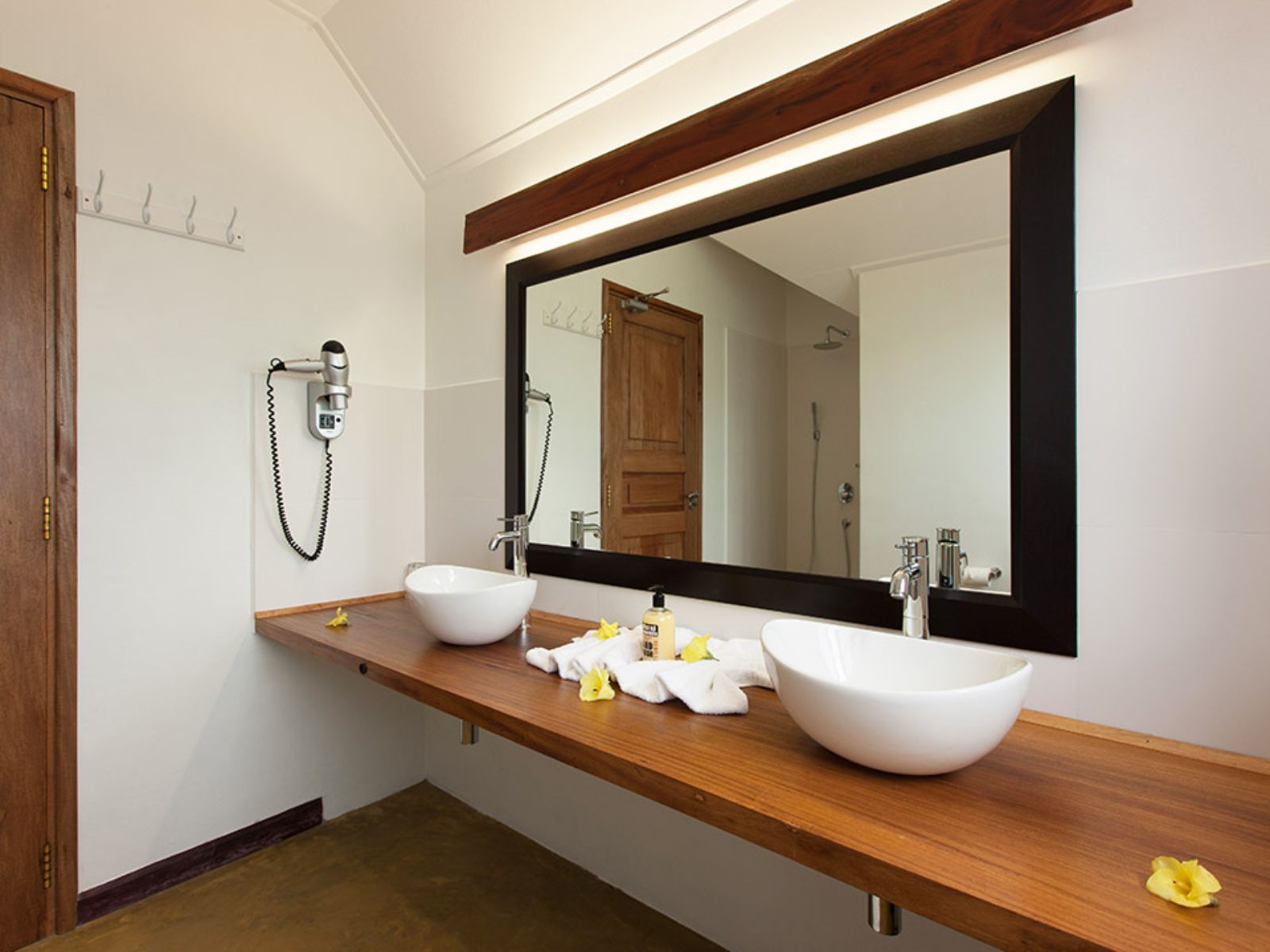 Rondreis Seychellen, Praslin, L'Hirondelle Self Catering Guesthouse, wasbak