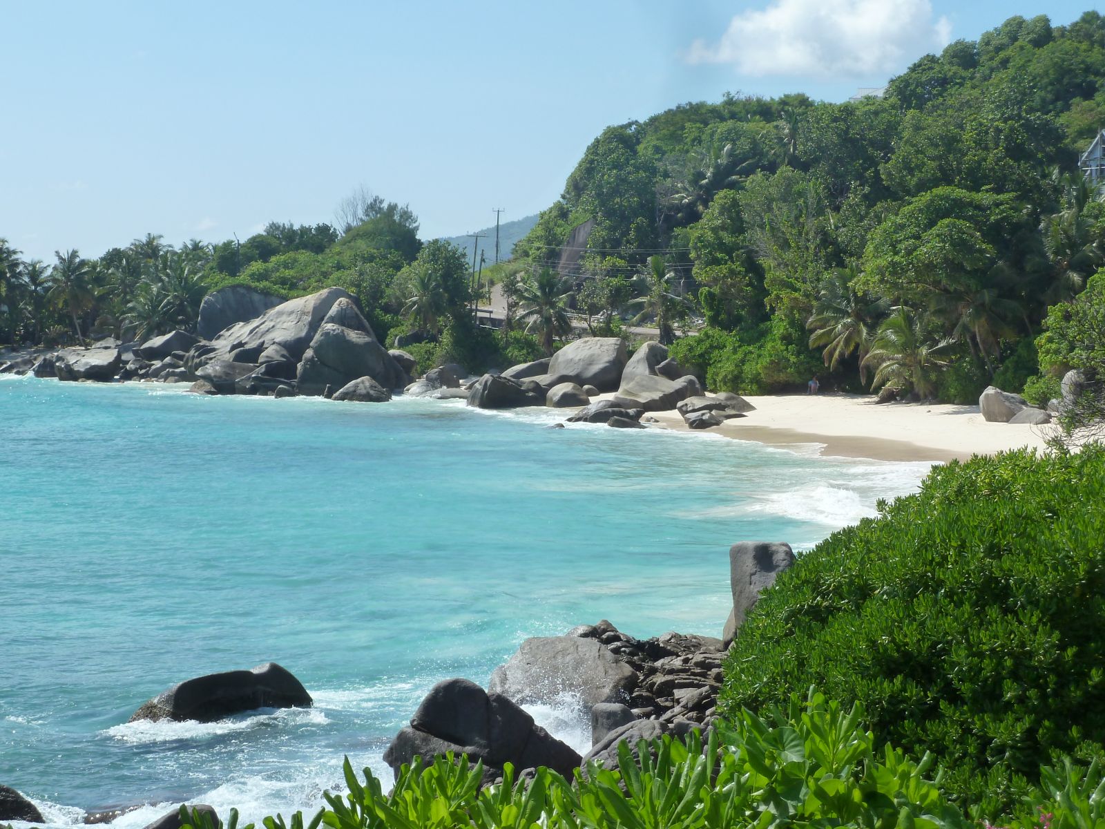 Rondreis Seychellen, Silhouette, kleine strand naast de weg