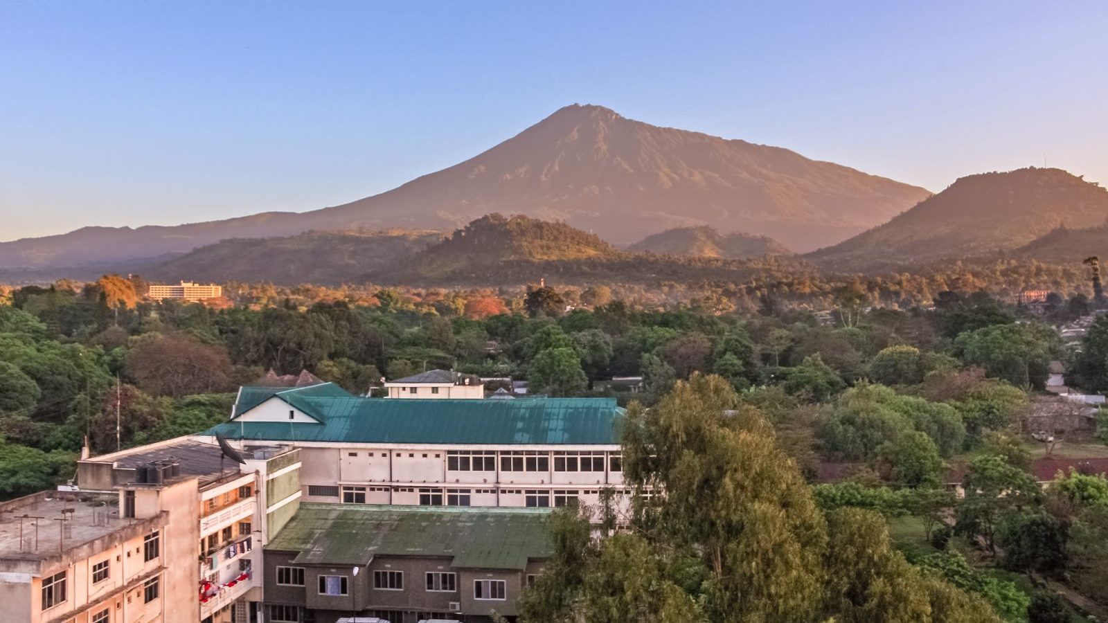 Rondreis Tanzania, Arusha, de stad met zonsopkomst boven Mount Meru