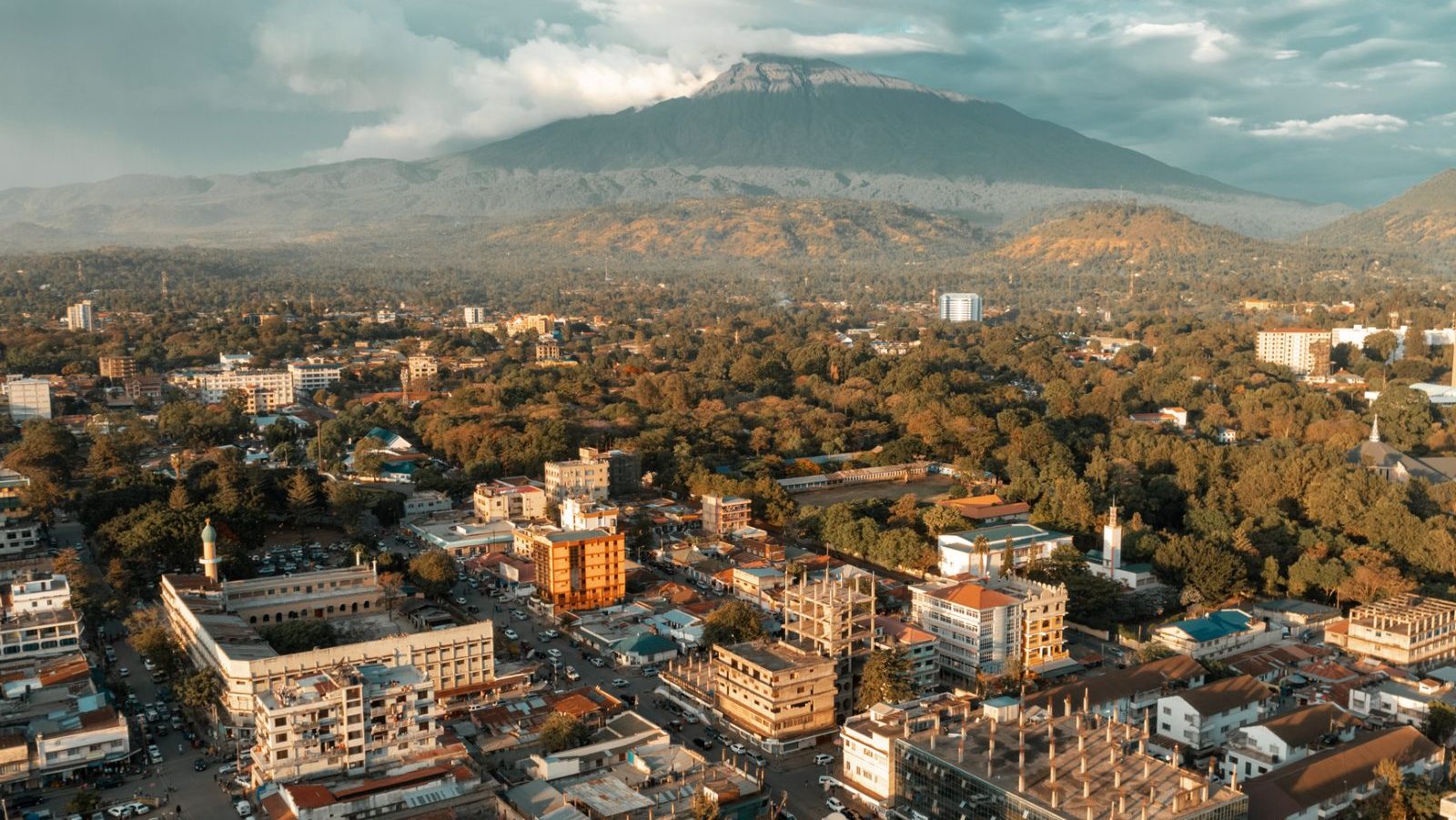 Rondreis Tanzania, Arusha, stad met op de achtergrond Mount Meru