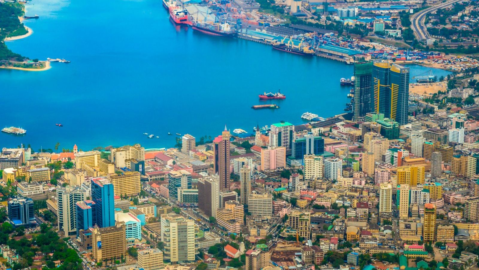 Rondreis Tanzania, Dar es Salaam, stad bovenaanzicht