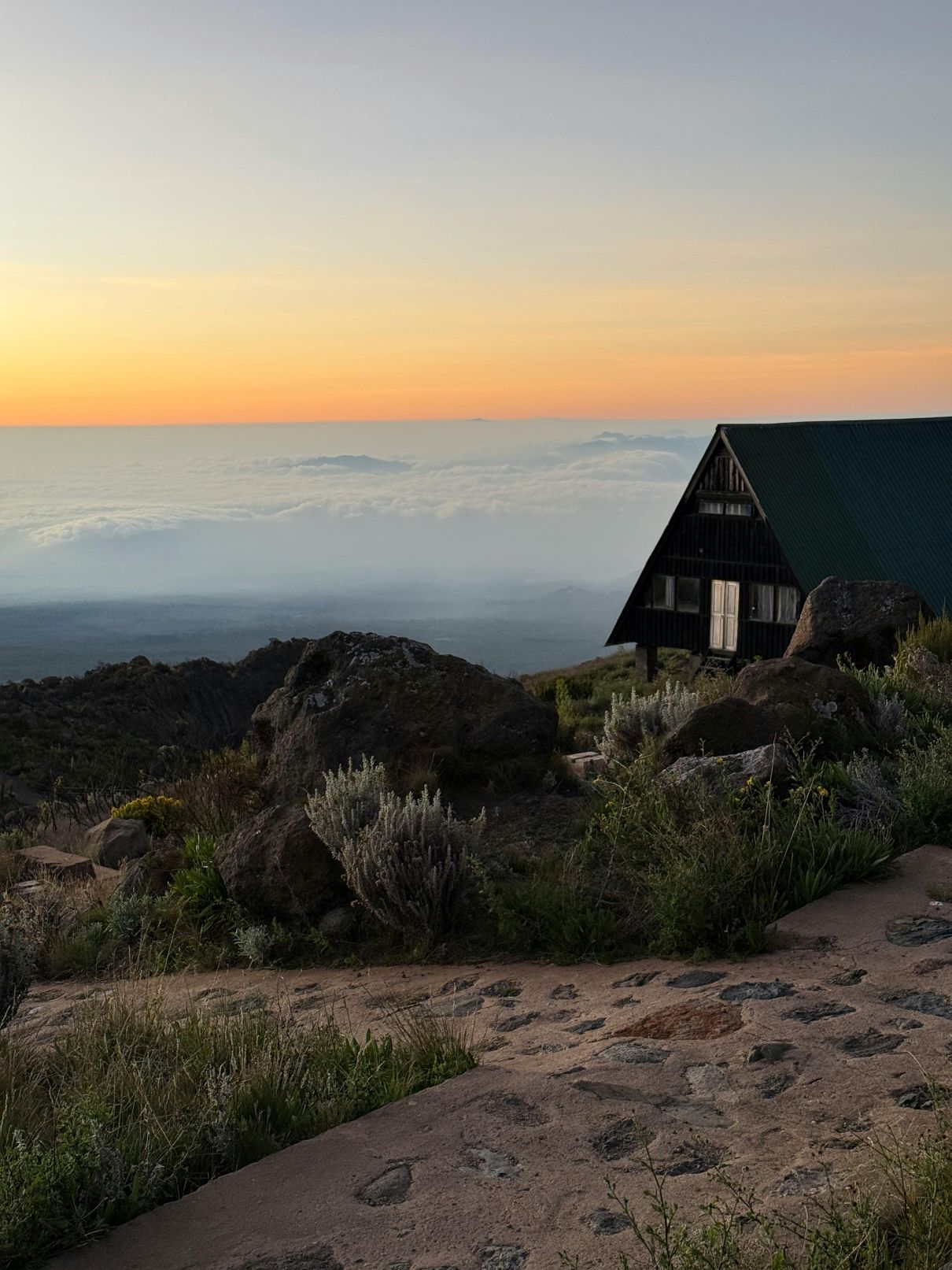 Rondreis Tanzania, Kilimanjaro trekking, Kilimanjaro huts in de schemering