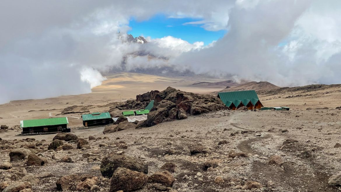 Rondreis Tanzania, Kilimanjaro trekking, Kilimanjaro huts op de berghelling