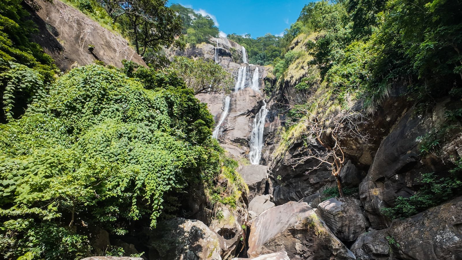 Rondreis Tanzania, Udzungwa National Park, waterval in de bergen