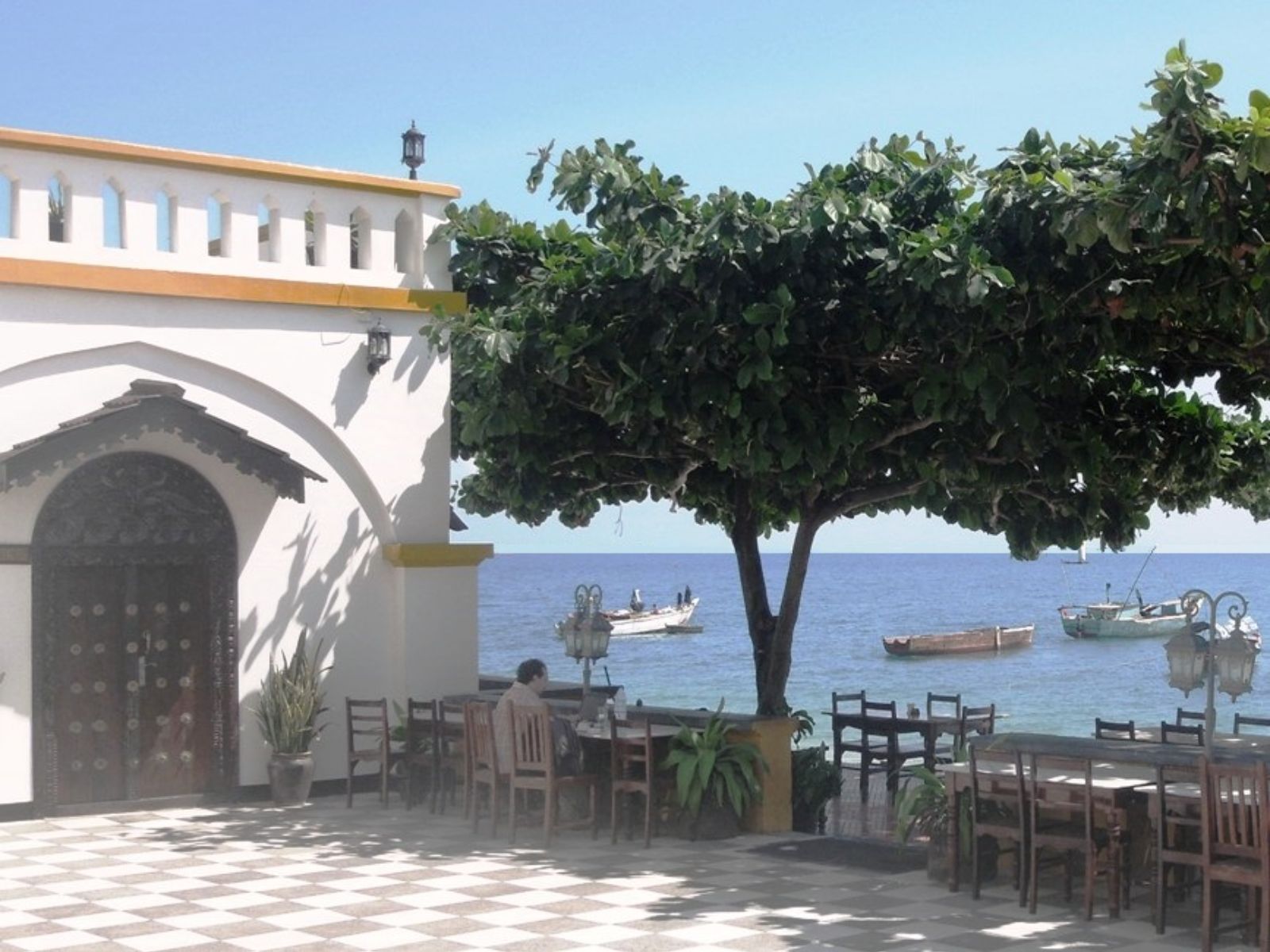 Rondreis Tanzania, Uitzicht vanaf een terras op de zee