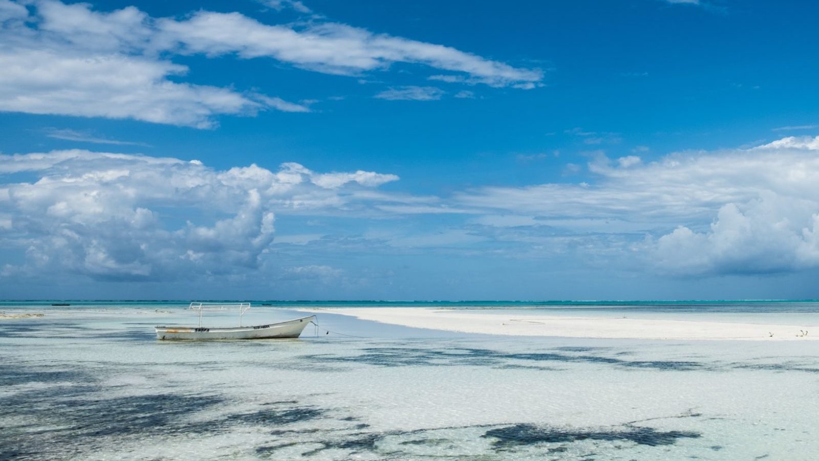 Rondreis Tanzania, Zanzibar, boot in het water (1)