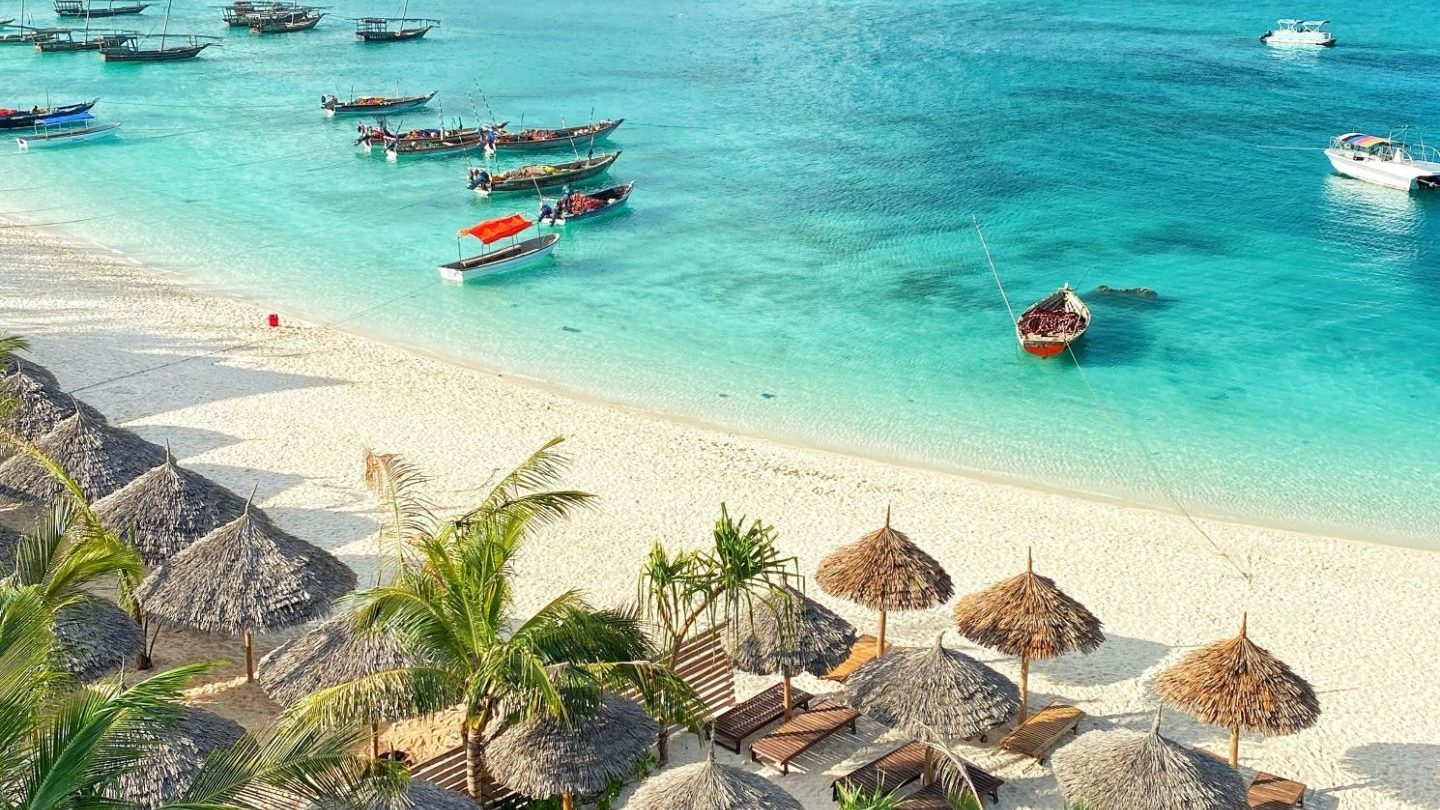 Rondreis Tanzania, Zanzibar bootjes en parasols
