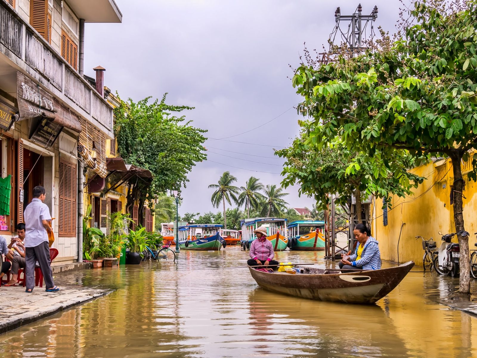 Rondreis Vietnam, Hoi An, boten op straat