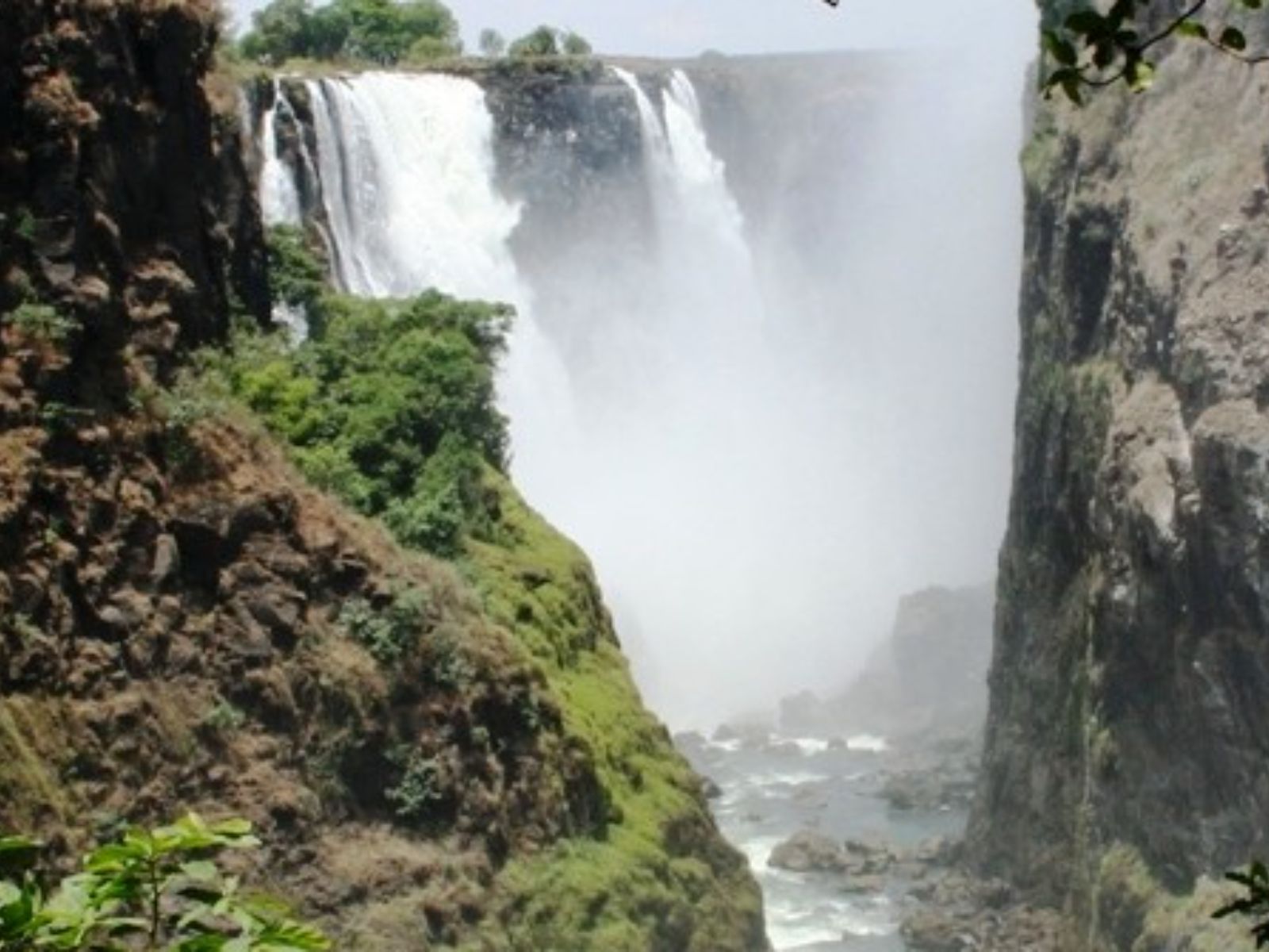Rondreis Zimbabwe, Victoria falls, waterval tussen het ravijn