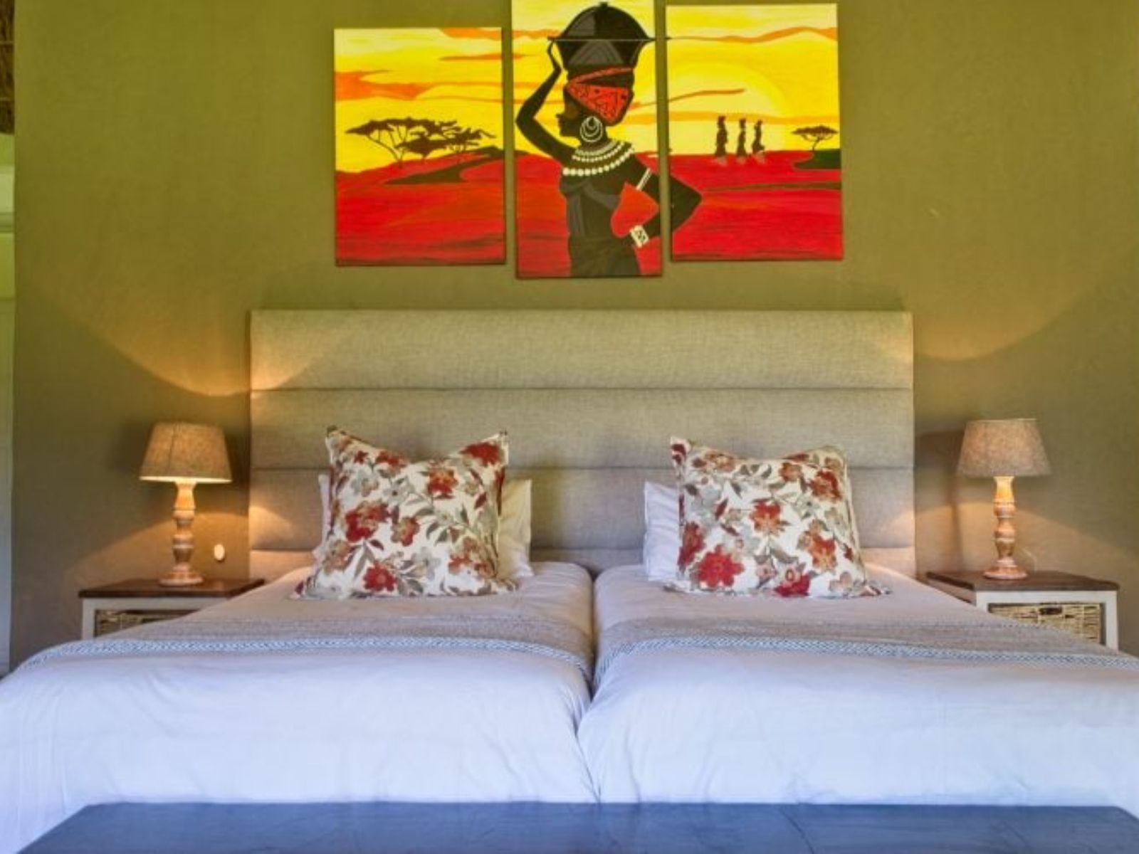 Rondreis Zuid-Afrika, Addo, Chrislin African Lodge, vooraanzicht tweepersoonsbed