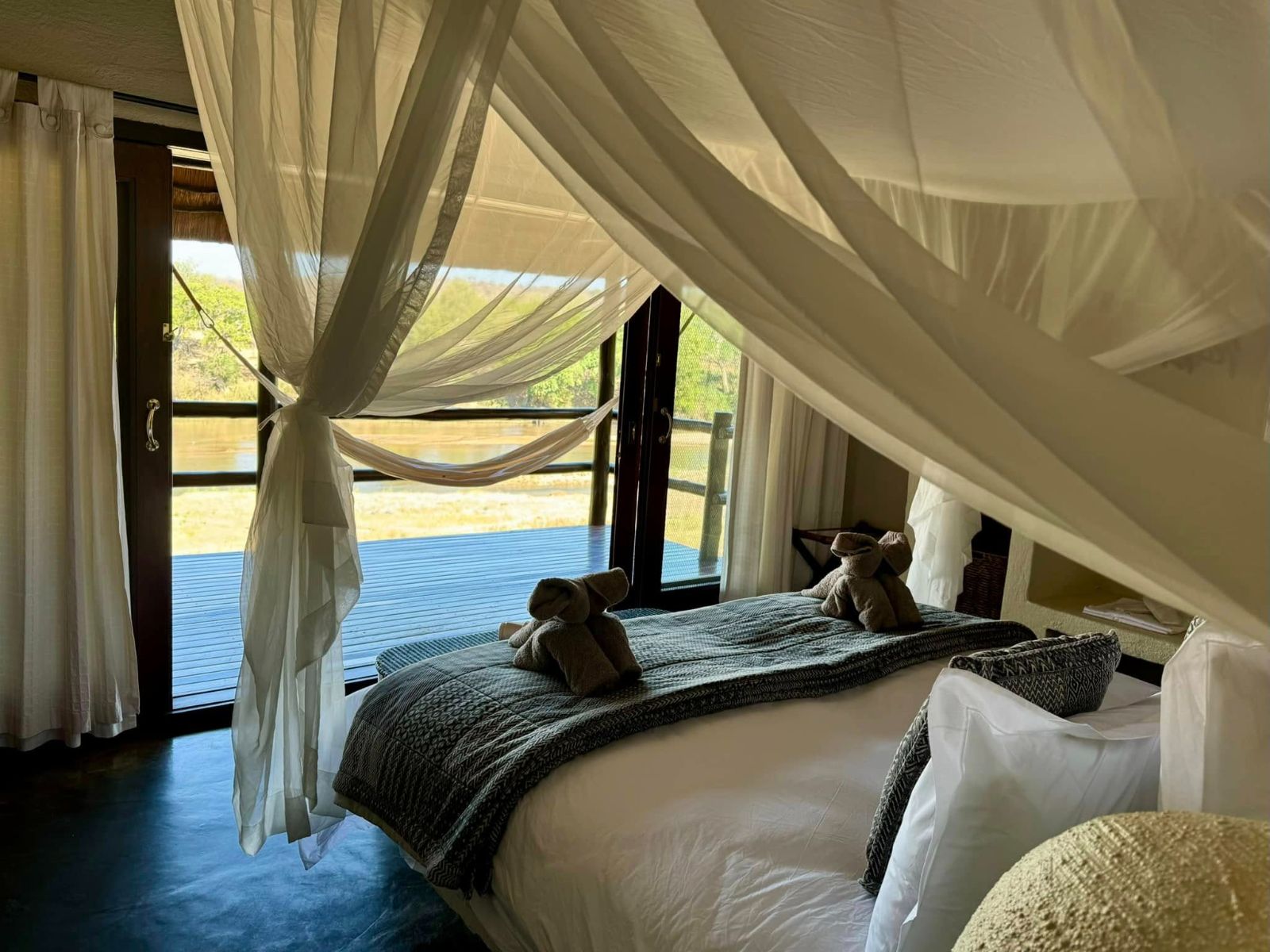Rondreis Zuid-Afrika, Balule Game Reserve, Nyati Game Lodge, tweepersoonsbed met uitzicht