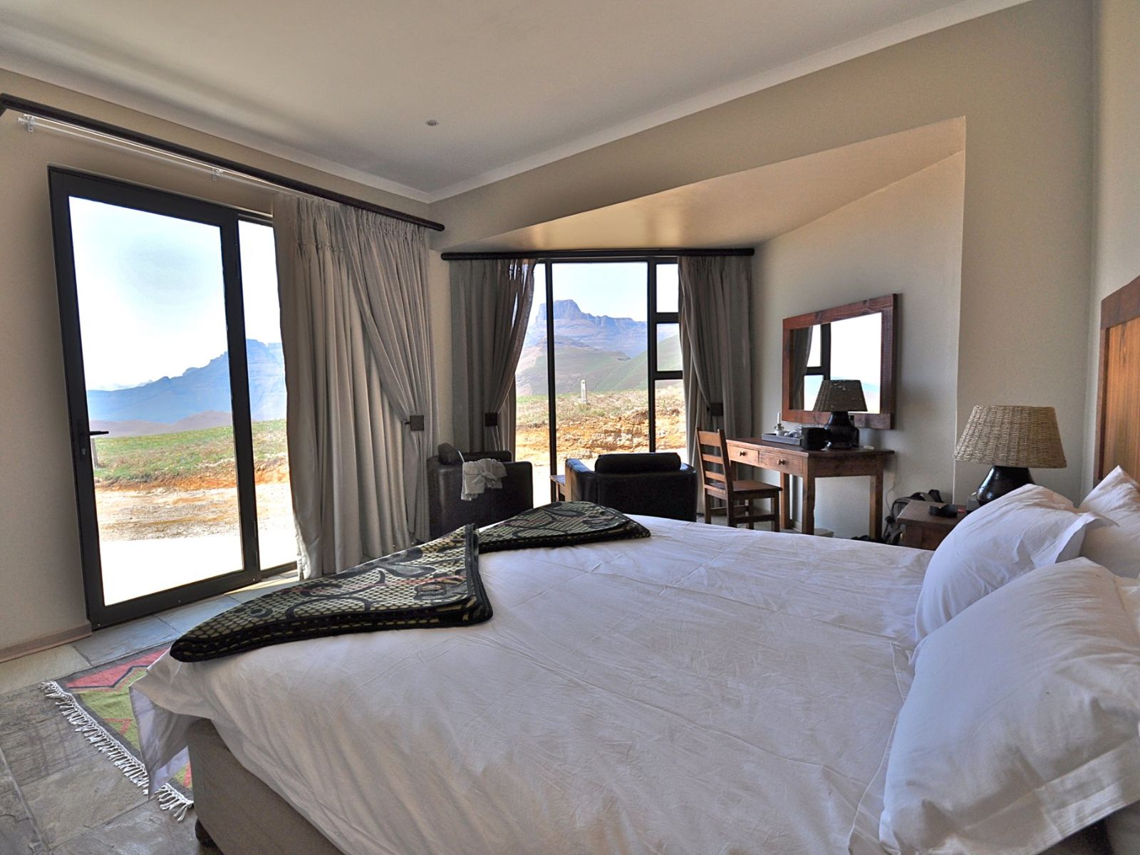 Rondreis Zuid-Afrika, Drakensberg, Witsieshoek Mountain lodge, tweepersoonsbed met uitzicht