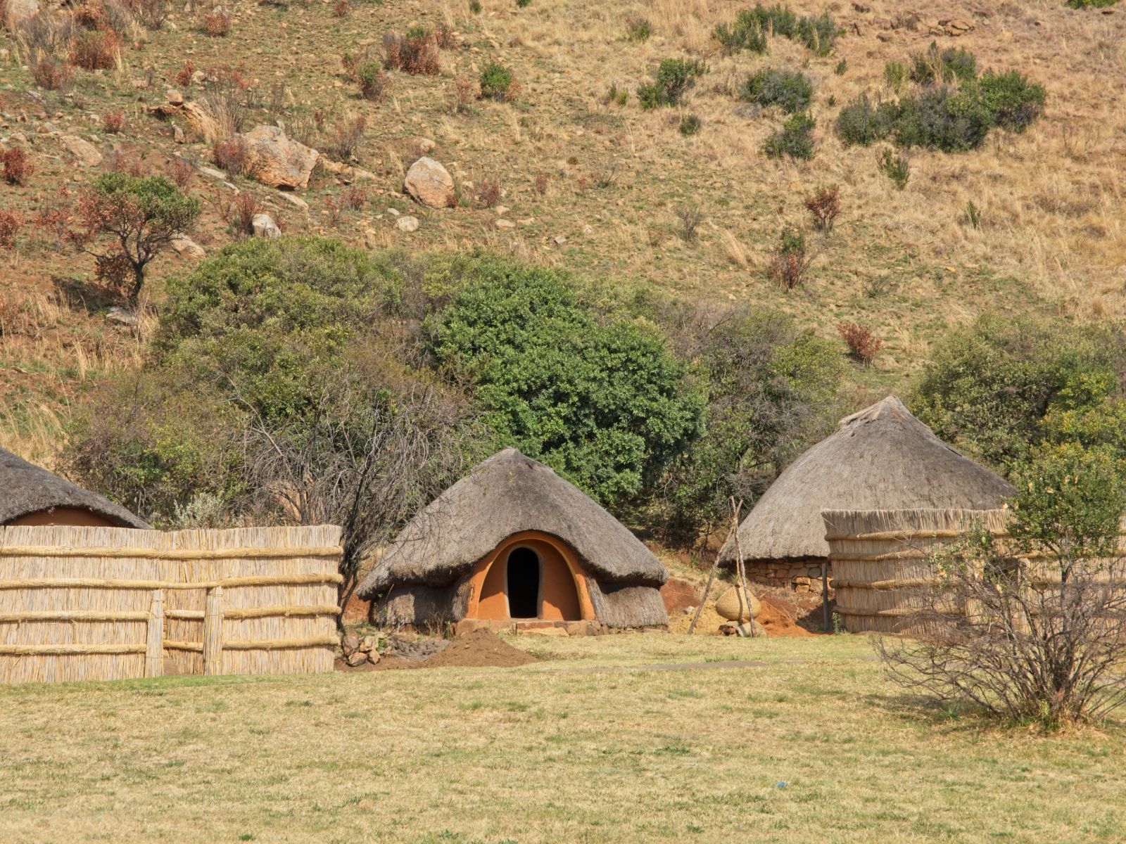 Rondreis Zuid-Afrika, Drakensbergen, Mont-Aux-Sources Trail, Basotho Dorp, traditionele huisjes