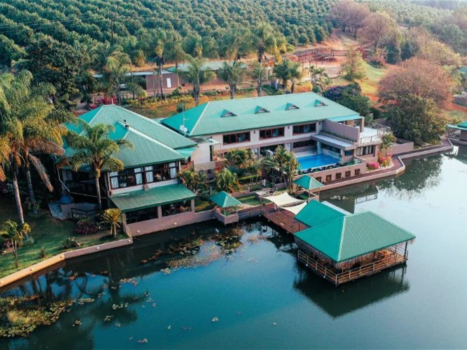 Rondreis Zuid-Afrika, Hazyview, Bambuu Lake Side Lodge, bovenaanzicht lodge