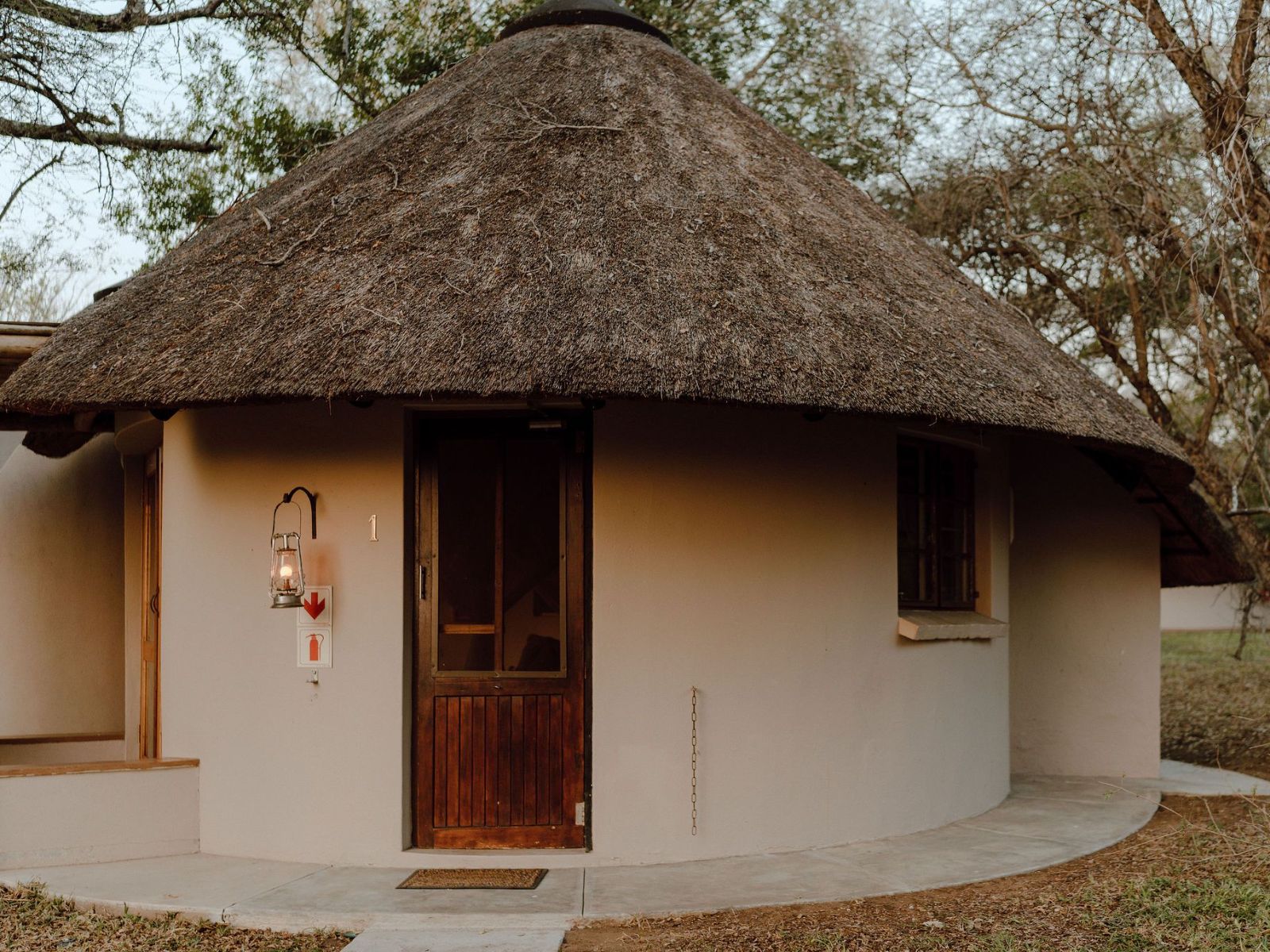 Rondreis Zuid-Afrika, Kruger - Klaserie Private Nature Reserve, Nyala Safari Lodge, buitenaanzicht lodge