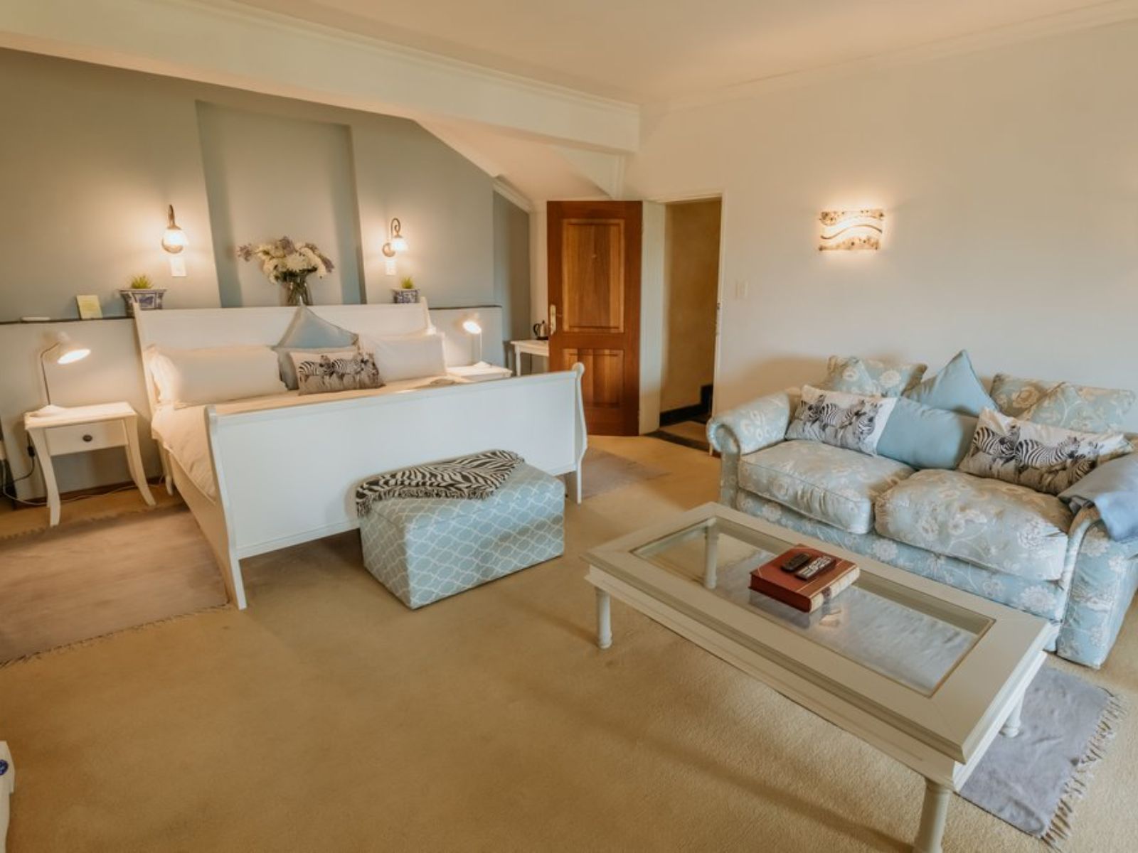Rondreis Zuid-Afrika, Lobamba, Ematjeni Luxury Guesthouse, tweepersoonskamer met een bank