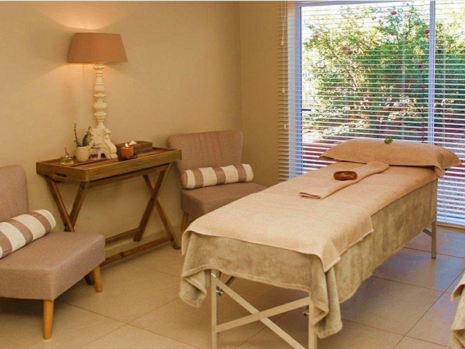 Rondreis Zuid-Afrika, Oudtshoornm, La Plume Guest House, massagetafel