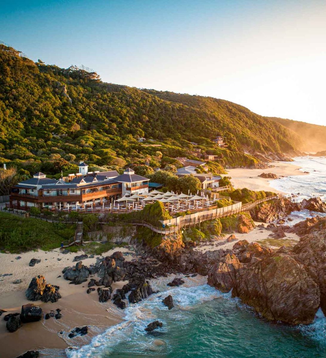 Rondreis Zuid-Afrika, Plettenberg Bay, Singing Kettle Beach Lodge, bovenaanzicht Beach Lodge
