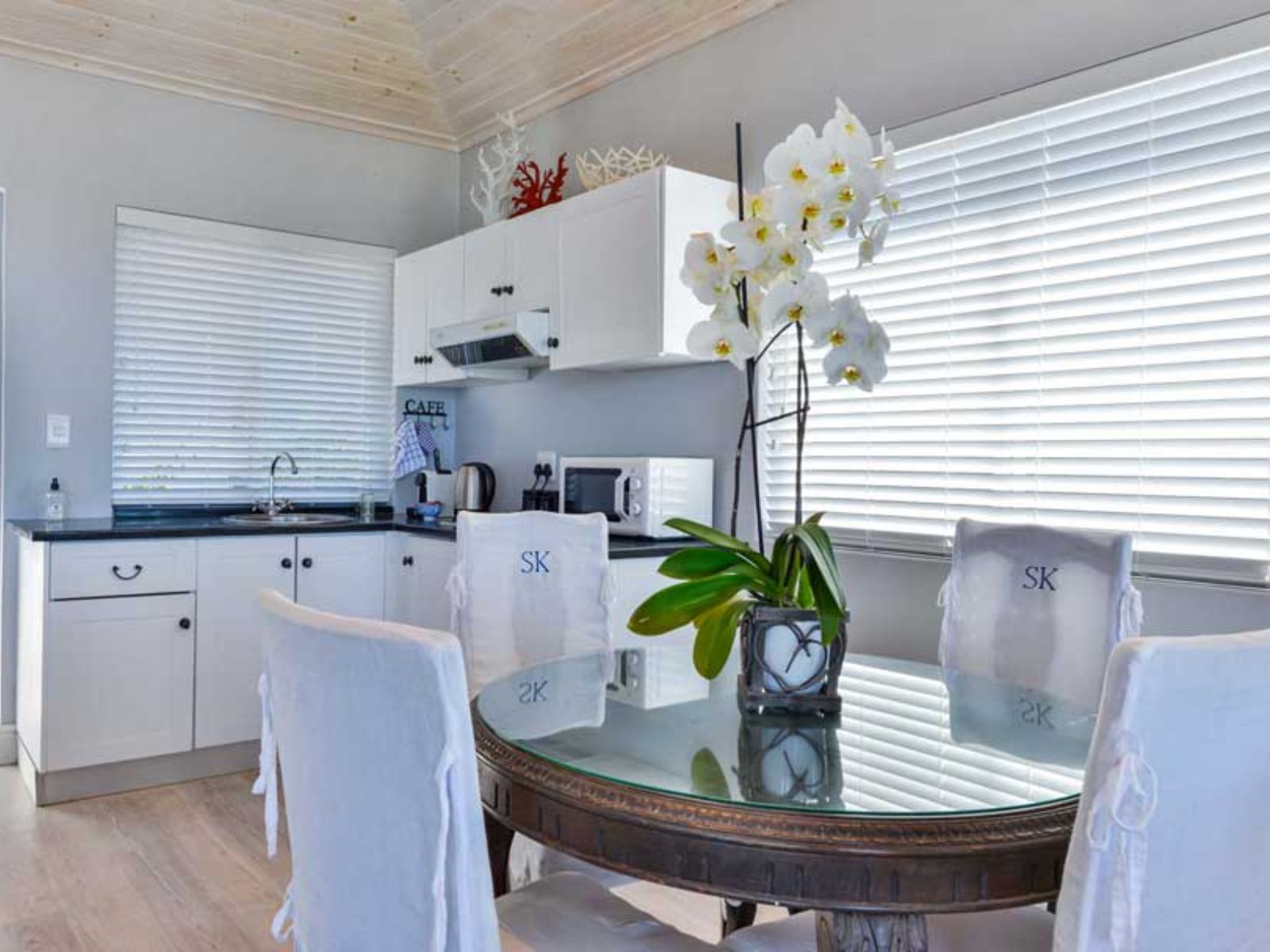Rondreis Zuid-Afrika, Plettenberg Bay, Singing Kettle Beach Lodge, keuken
