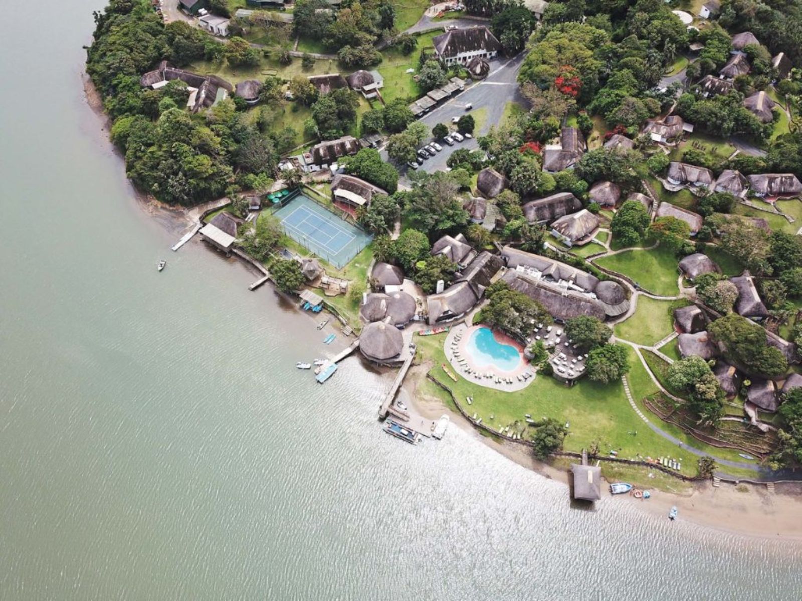 Rondreis Zuid-Afrika, Port St. John, Umngazi River Bungalows, bovenaanzicht bungalows