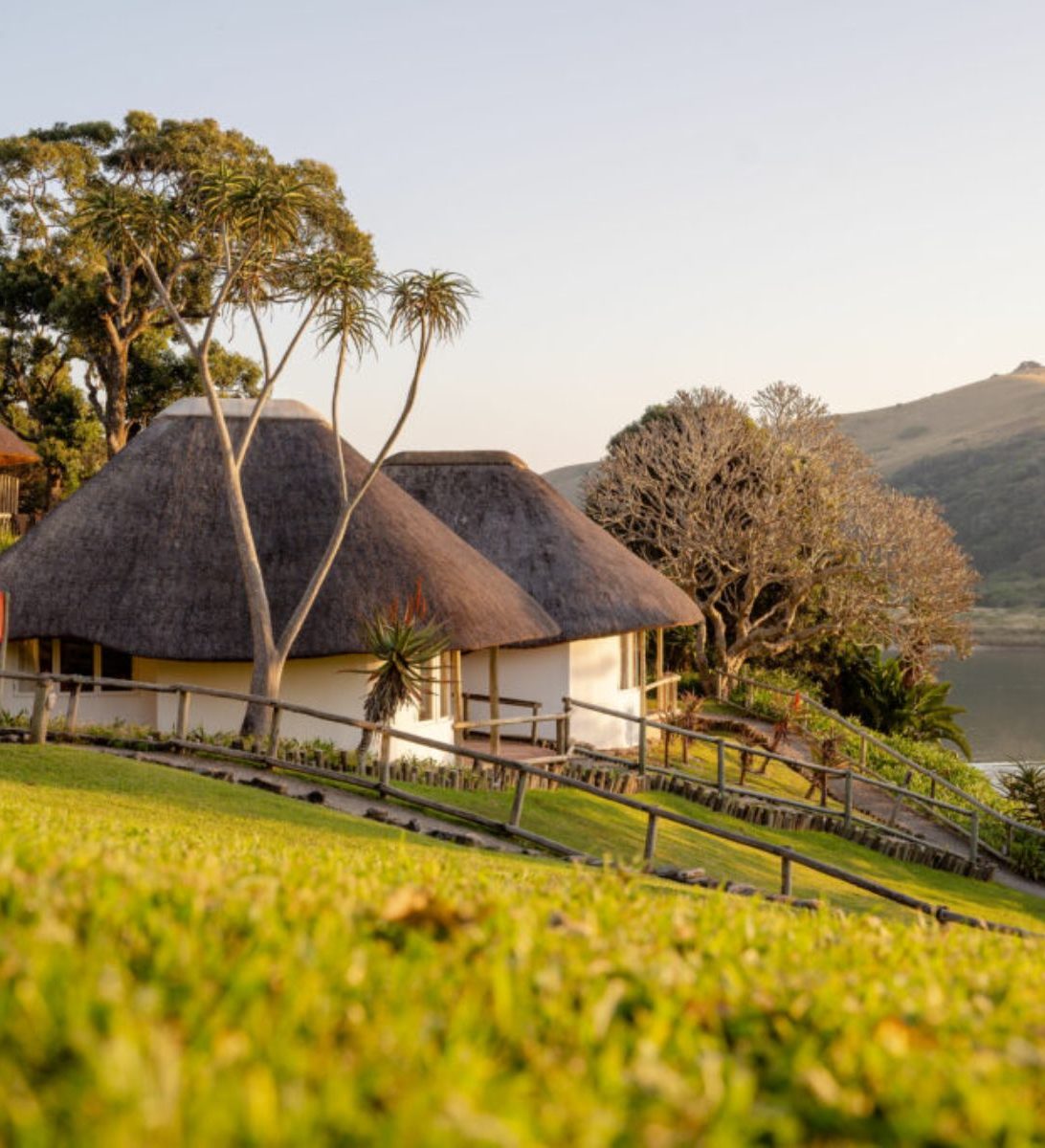 Rondreis Zuid-Afrika, Port St. John, Umngazi River Bungalows, buitenaanzicht bungalow
