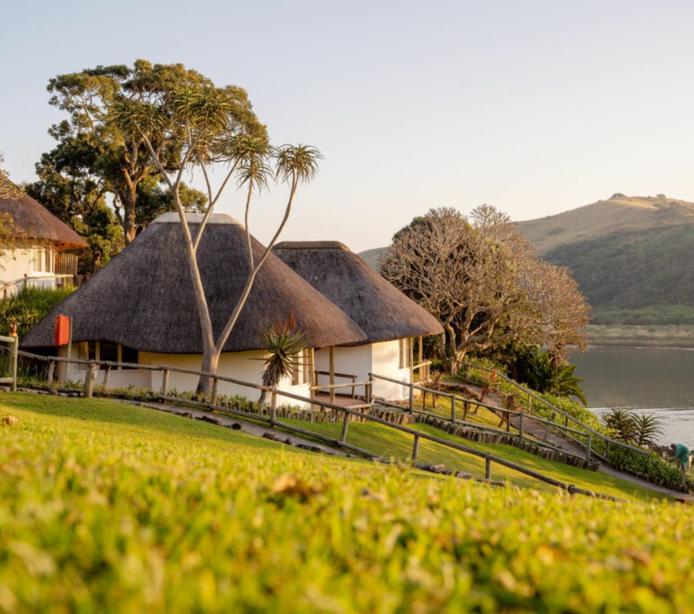 Rondreis Zuid-Afrika, Port St. John, Umngazi River Bungalows, buitenaanzicht bungalow