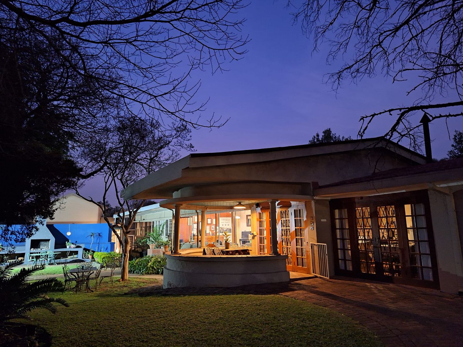 Rondreis Zuid-Afrika, Pretoria, 3 @ Marion Guesthouse, buitenaanzicht guest house 's avonds