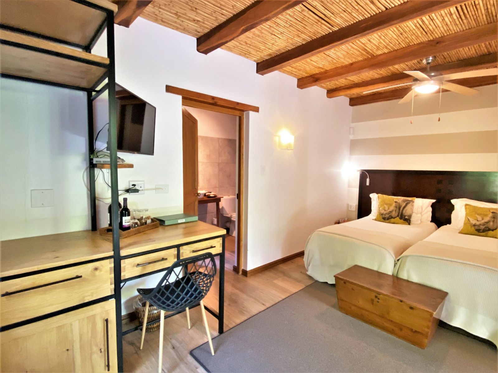Rondreis Zuid-Afrika, Swellendam, Swellendam Country Lodge, tweepersoonskamer met tv