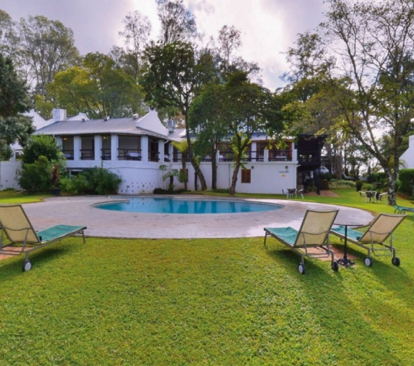 Rondreis Zuid-Afrika, Tzaneen, Coach House Hotel & Spa, buitenaanzicht hotel met zwembad