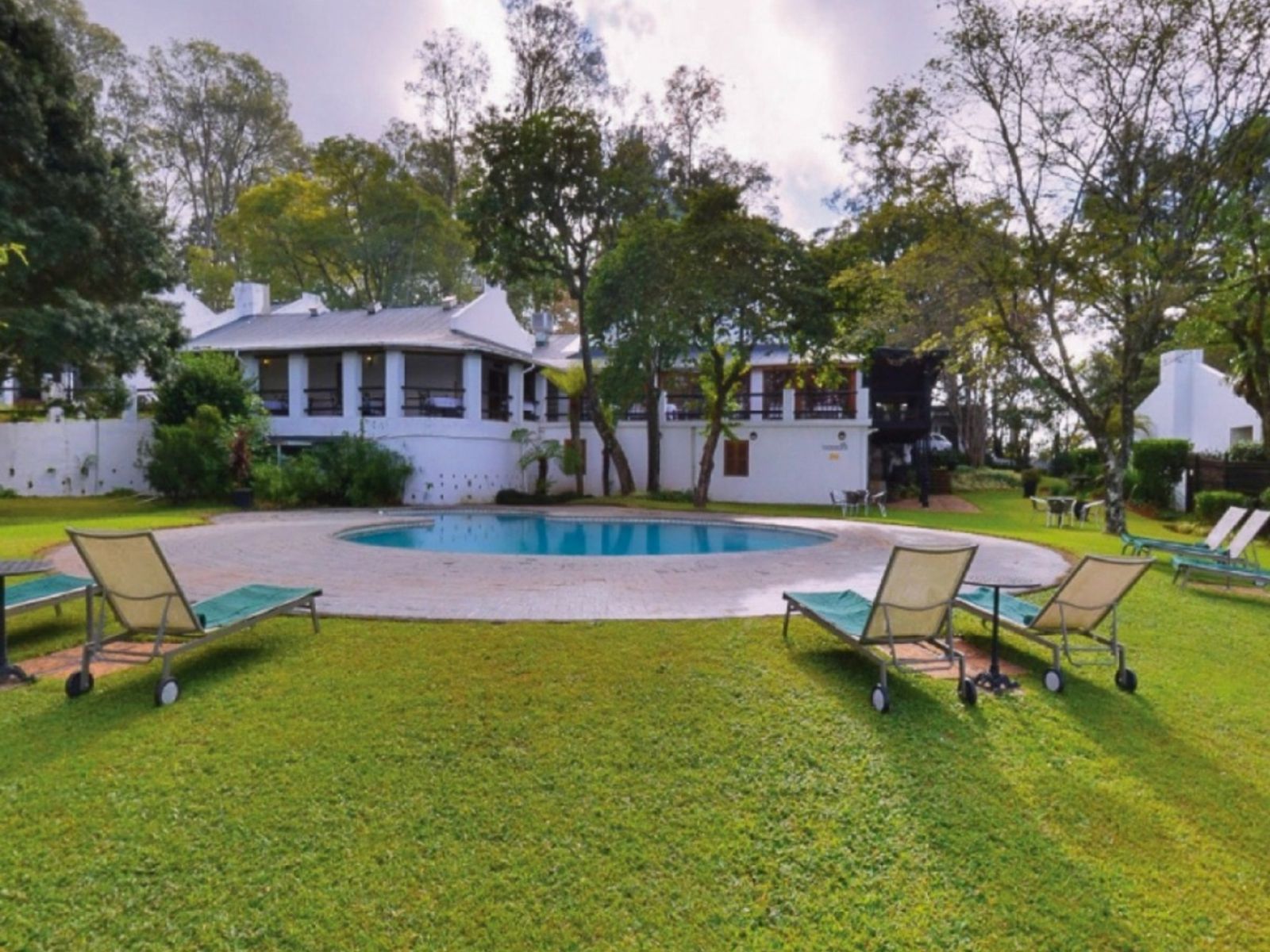 Rondreis Zuid-Afrika, Tzaneen, Coach House Hotel & Spa, buitenaanzicht hotel met zwembad