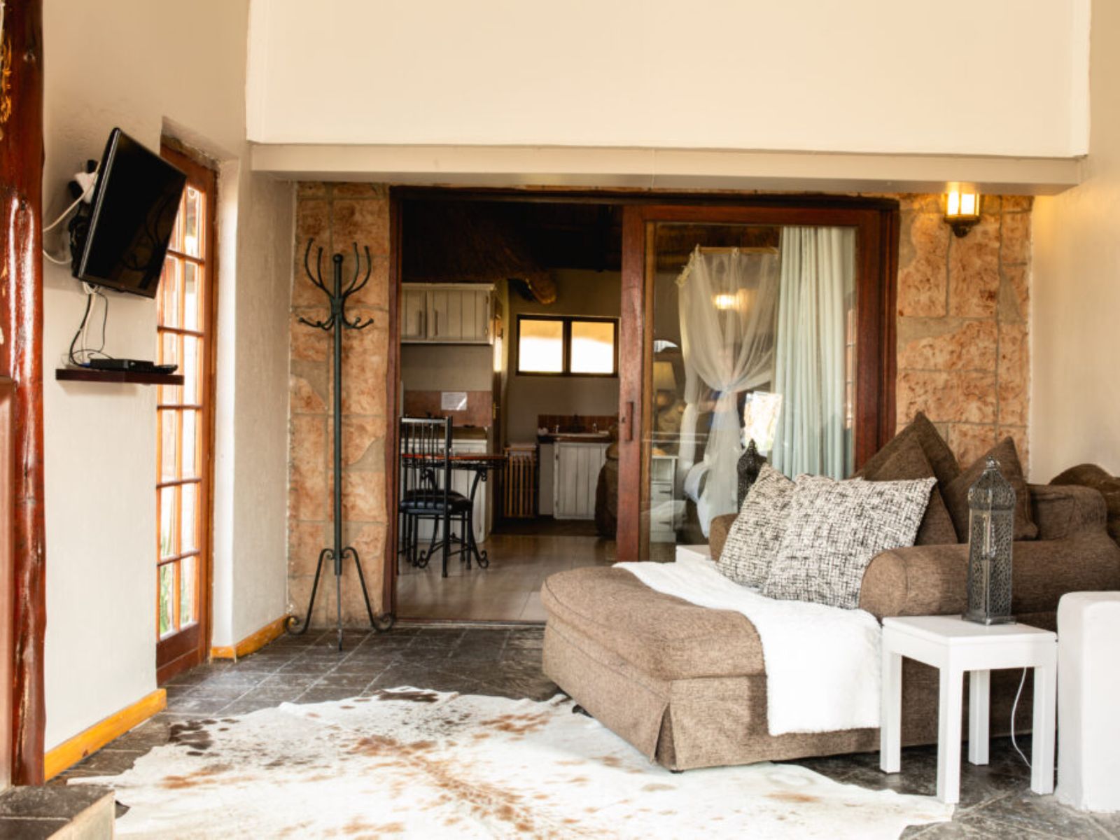 Rondreis Zuid-Afrika, Umhlanga, Rain Farm Game Lodge & Spa, bank en tv