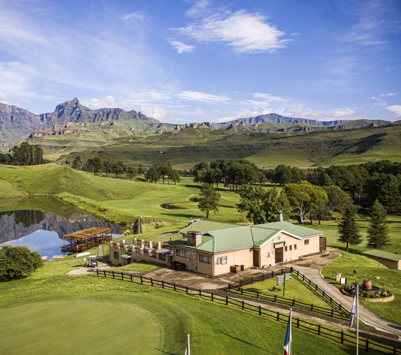 Rondreis Zuid-Afrika, Underberg, Gooderson Drakensberg Gardens, bovenaanzicht hotel en omgeving