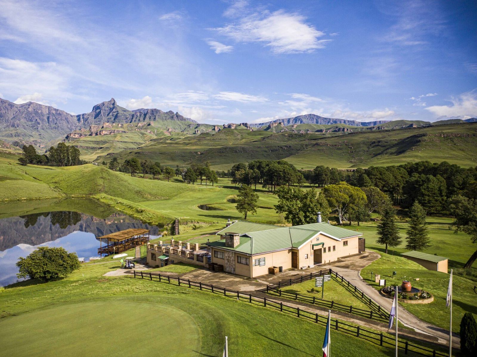 Rondreis Zuid-Afrika, Underberg, Gooderson Drakensberg Gardens, bovenaanzicht hotel en omgeving