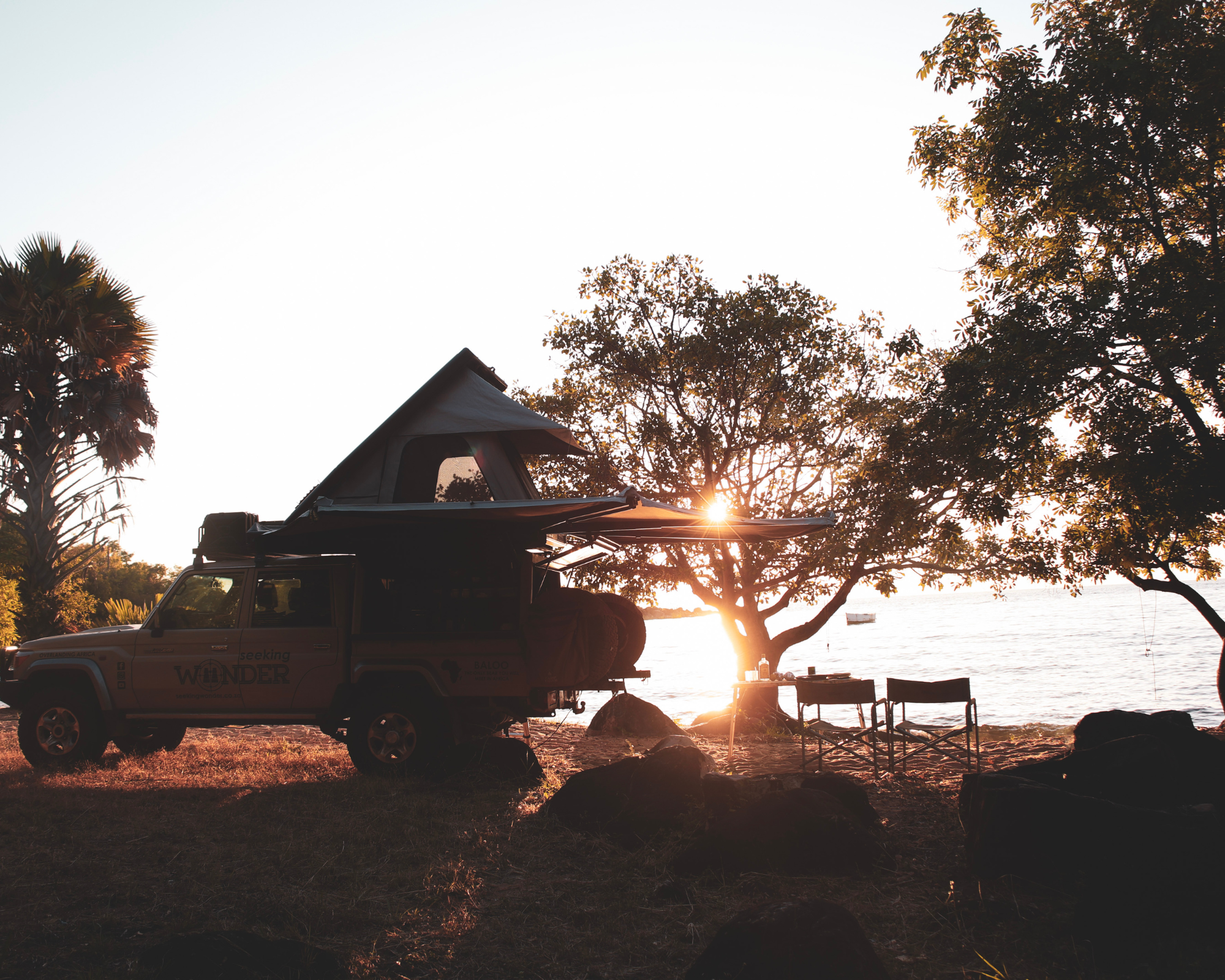 Rondreis Botswana camping expeditie 4x4 met datktent bij zonsondergang