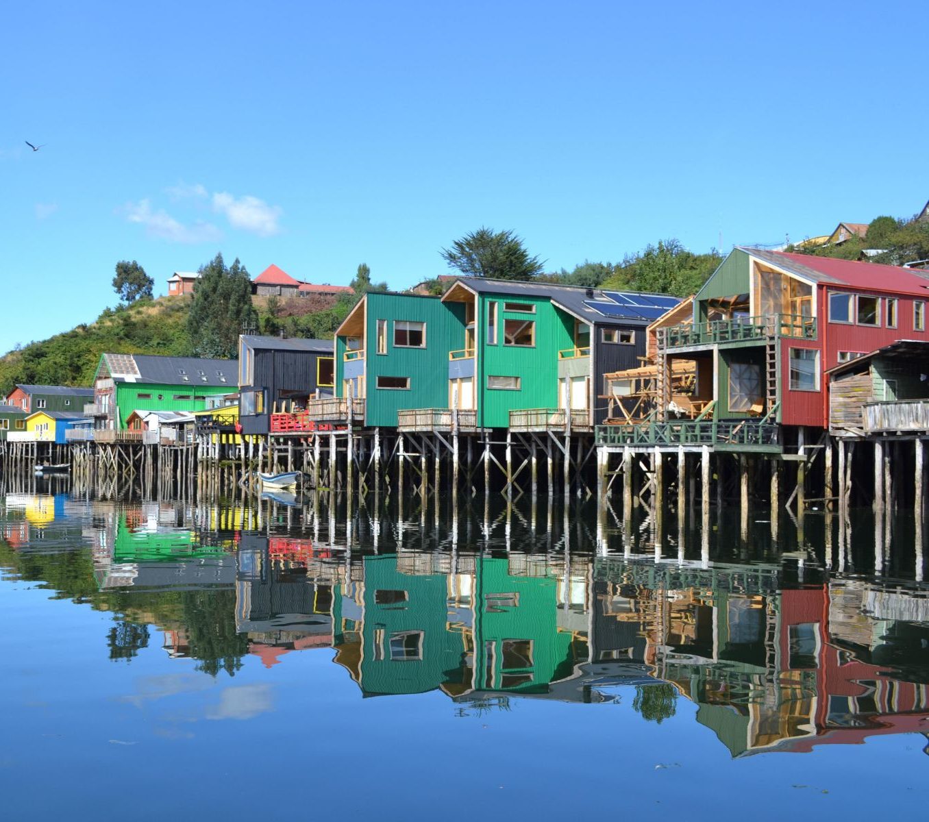 rondreis-chili-hoogtepunt-chiloe-paisaje-palafito-huizen-op-palen