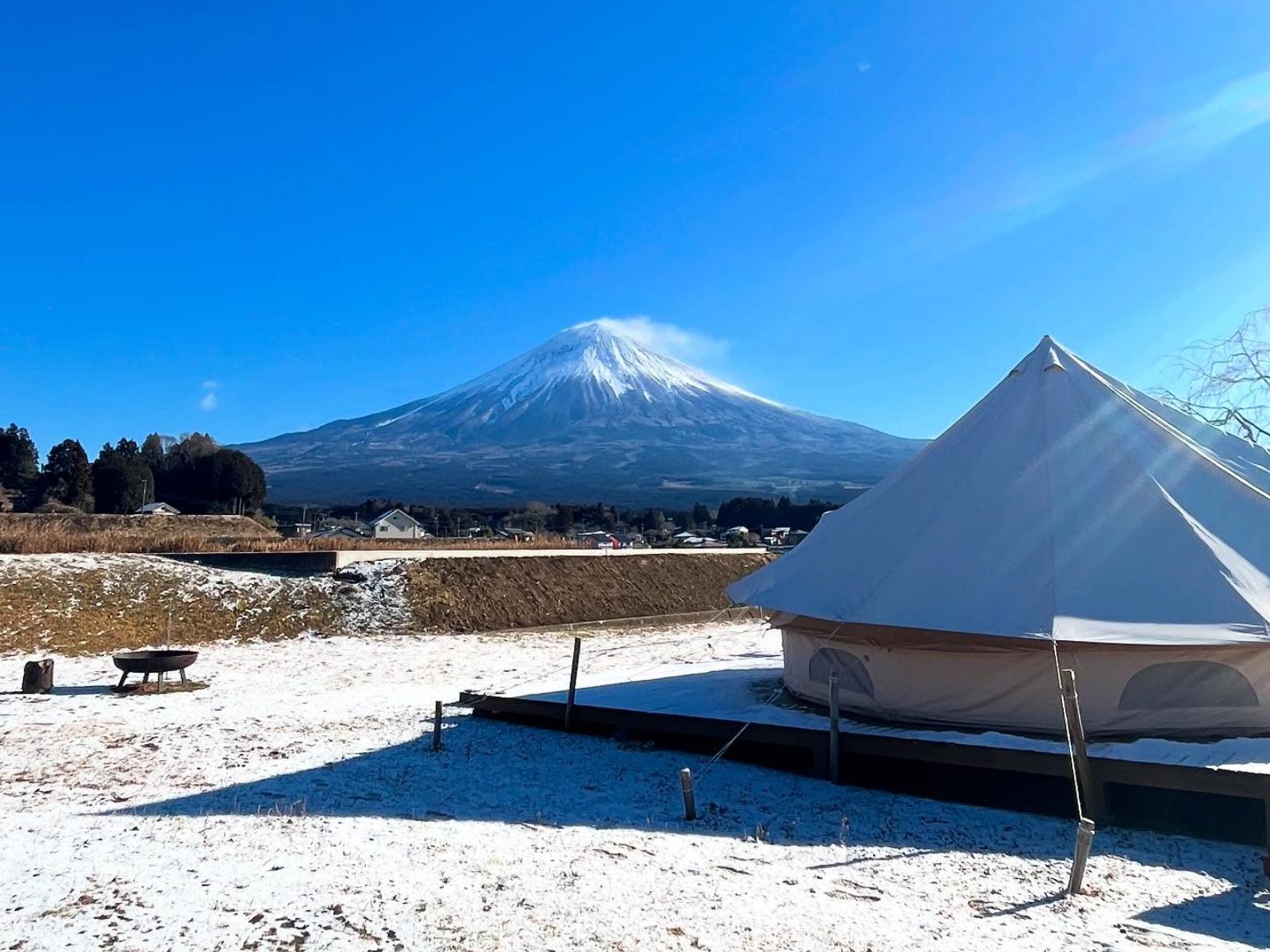 Rondreis Japan, Fujinomiya, Mount Fuji Satoyama Vacation glamping, tenten met Mount Fuji uitzicht in de sneeuw
