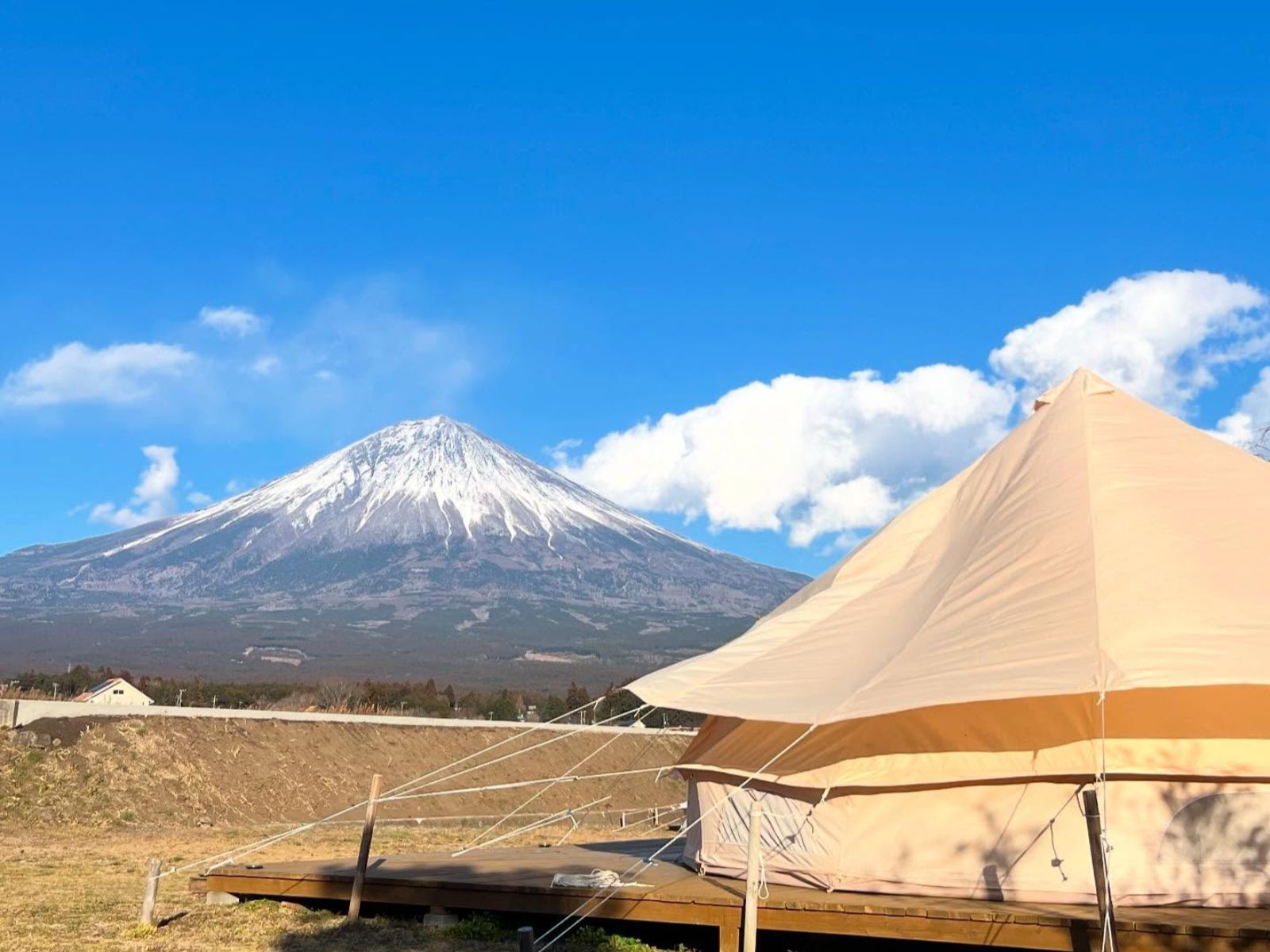 Rondreis Japan, Fujinomiya, Mount Fuji Satoyama Vacation glamping, tenten met Mount Fuji uitzicht