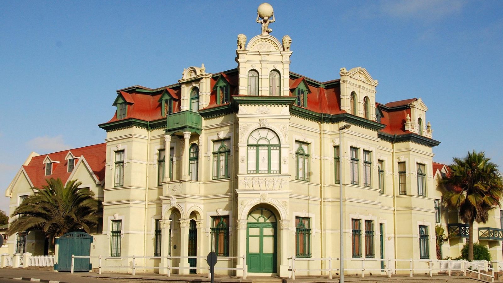 rondreis namibie swakopmund gekleurde gebouwen hoek van de straat