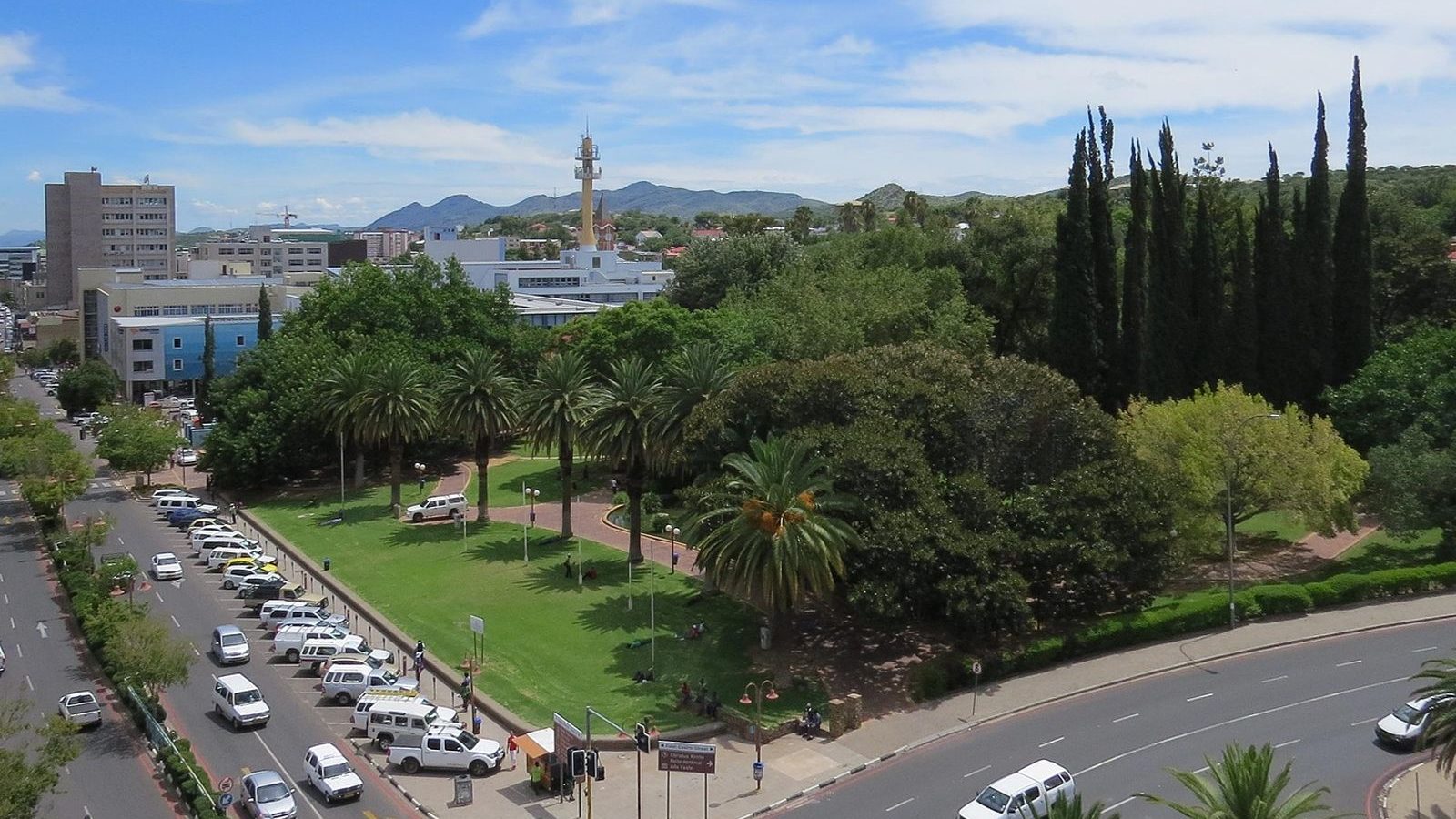 rondreis-namibie-windhoek-skyline-met-kerk-0-aspect-ratio-1000-563