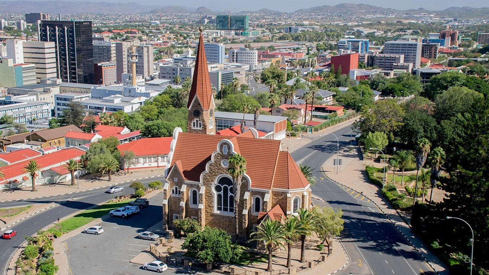 Rondreis Namibie Windhoek skyline met kerk en uitzicht over de stad