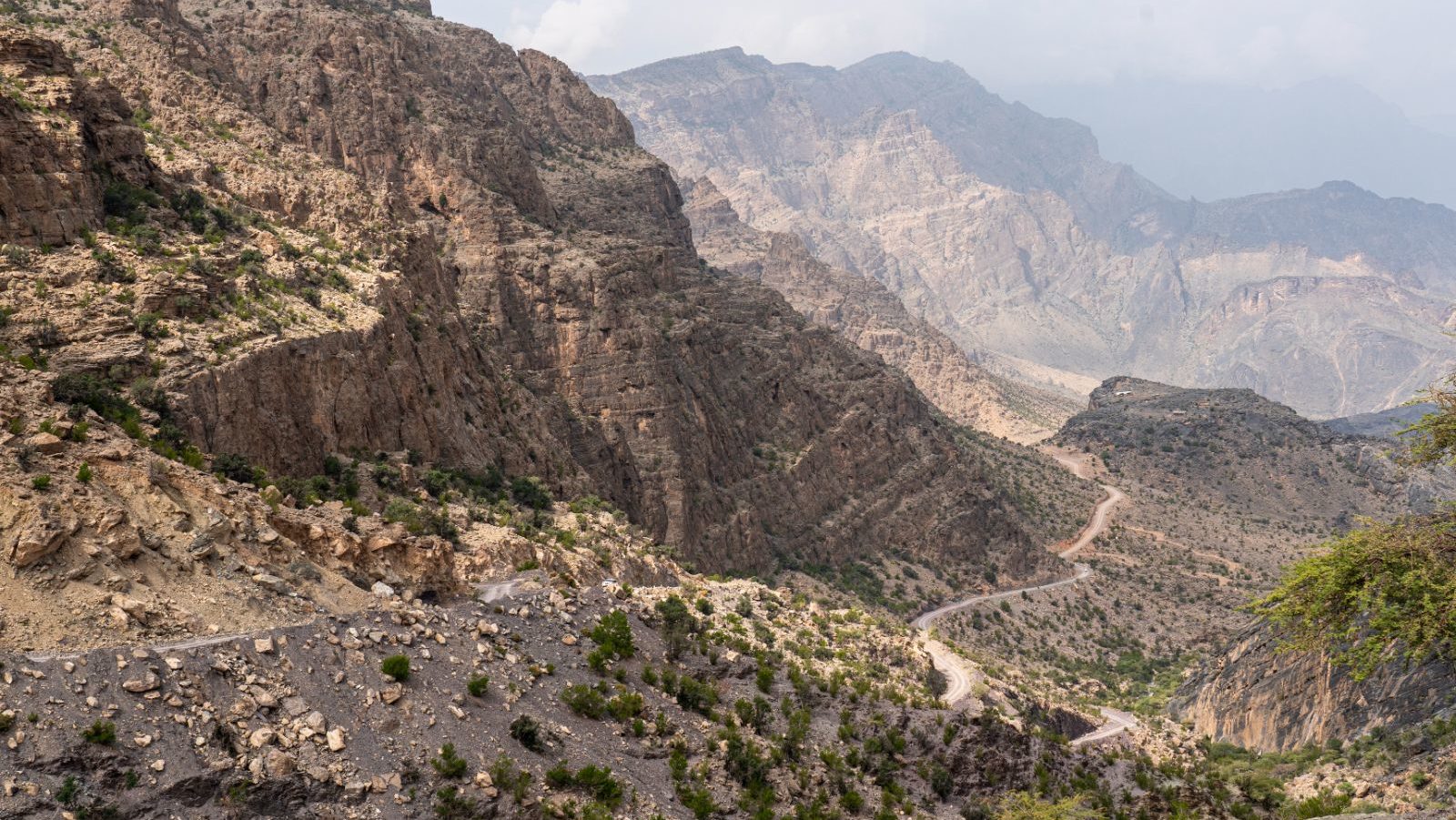 rondreis oman, wadi bani awf weg