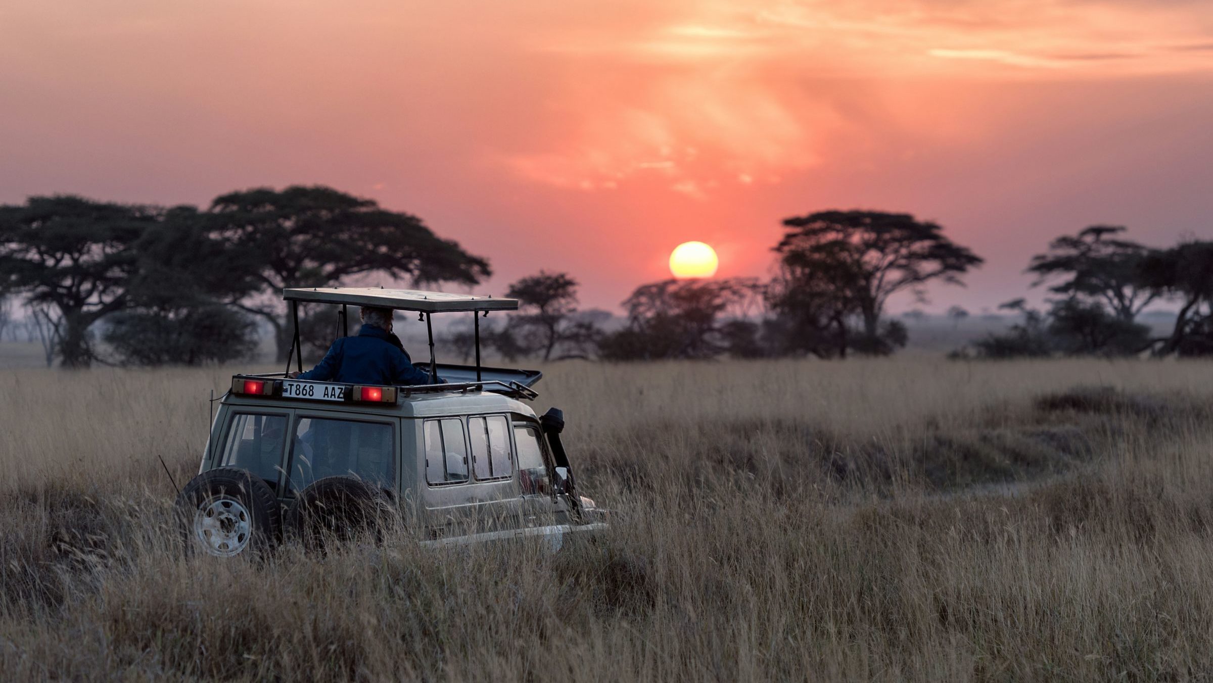 rondreis tanzania serengeti safari auto zonsondergang